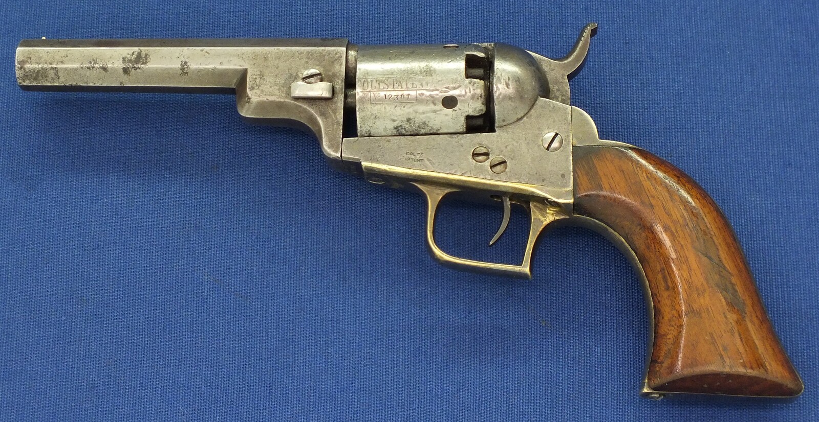 A rare antique American Colt Model 1848 Baby Dragoon 5 shot Percussion revolver with double stamped New York Address. 31 Caliber. 4 inch Barrel with stamping error. Length 24,5cm. In very good condition. Price 3.750 euro.