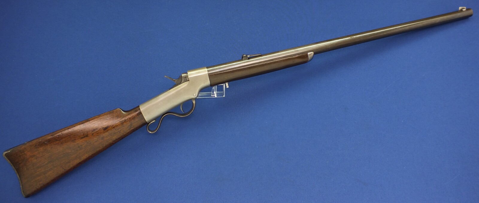 A rare antique American External Extractor Marlin Ballard Hunter's Rifle with reversible Firing-Pin. Caliber 44 Rimfire and Centerfire. 27,5 inch round barrel. Length 110cm. Only 300 made. In very good condition. Price 2.750 euro.