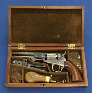 A rare antique American Kidder Cased Colt model 1849 6 shot 31 caliber pocket percussion Revolver with 5 inch barrel with New York address. In very good condition. Price 5.250 euro
