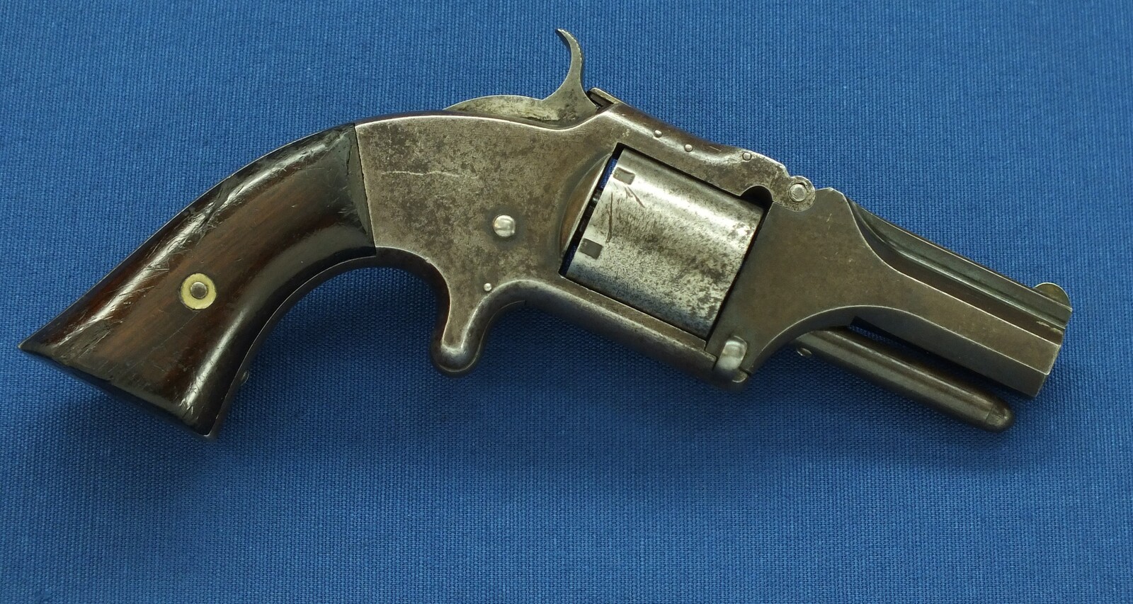 A rare antique American shortened Smith & Wesson No2 Army 6 shot Revolver. 32 Rimfire Caliber, 2,5 inch barrel. Length 21cm. In good/very good condition. Price 995 euro.