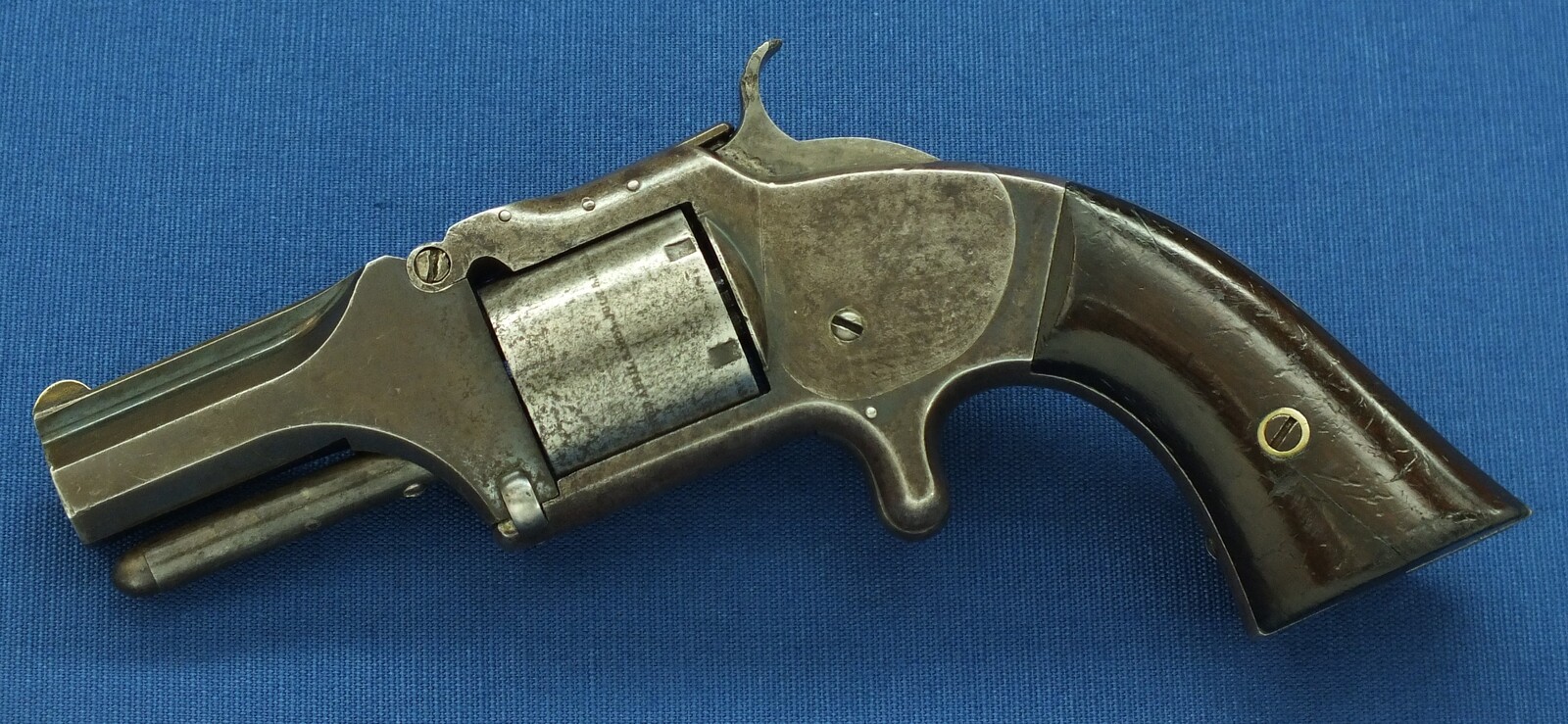 A rare antique American shortened Smith & Wesson No2 Army 6 shot Revolver. 32 Rimfire Caliber, 2,5 inch barrel. Length 21cm. In good/very good condition. Price 995 euro.