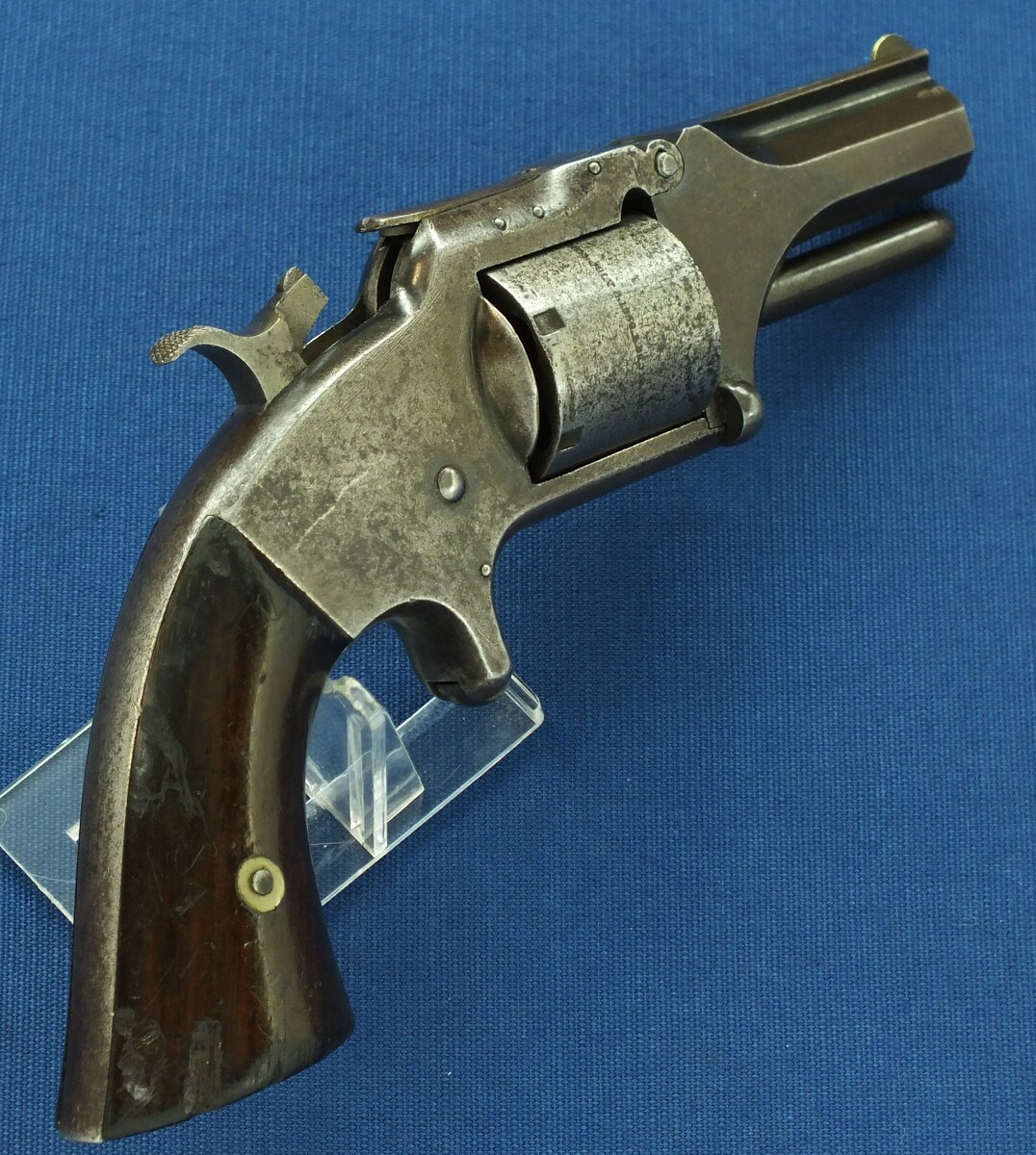 A rare antique American shortened Smith & Wesson No2 Army 6 shot Revolver. 32 Rimfire Caliber, 2,5 inch barrel. Length 21cm. In good/very good condition. Price 995 euro.