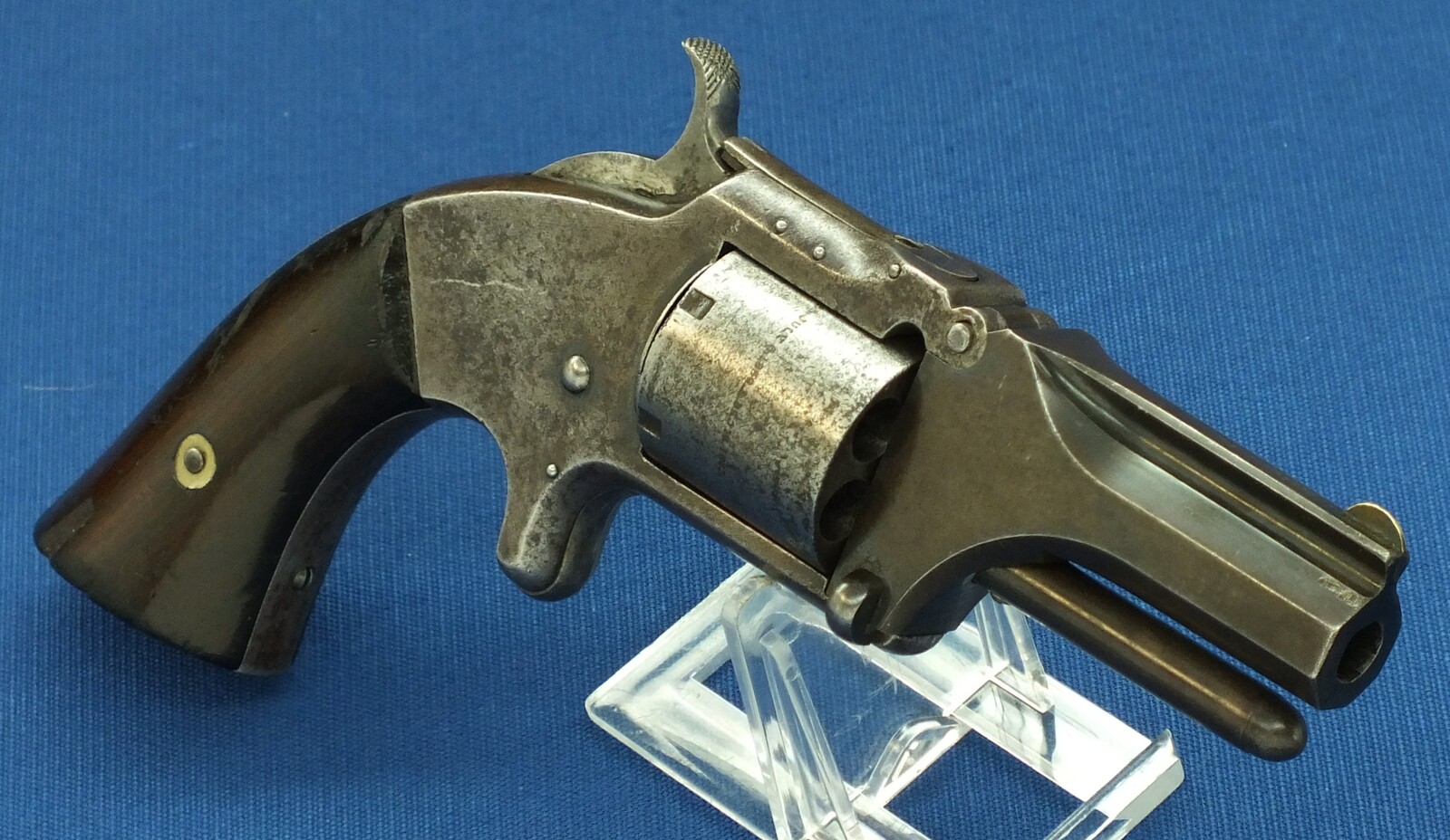 A rare antique American shortened Smith & Wesson No2 Army 6 shot Revolver. 32 Rimfire Caliber, 2,5 inch barrel. Length 21cm. In good/very good condition. Price 995 euro.
