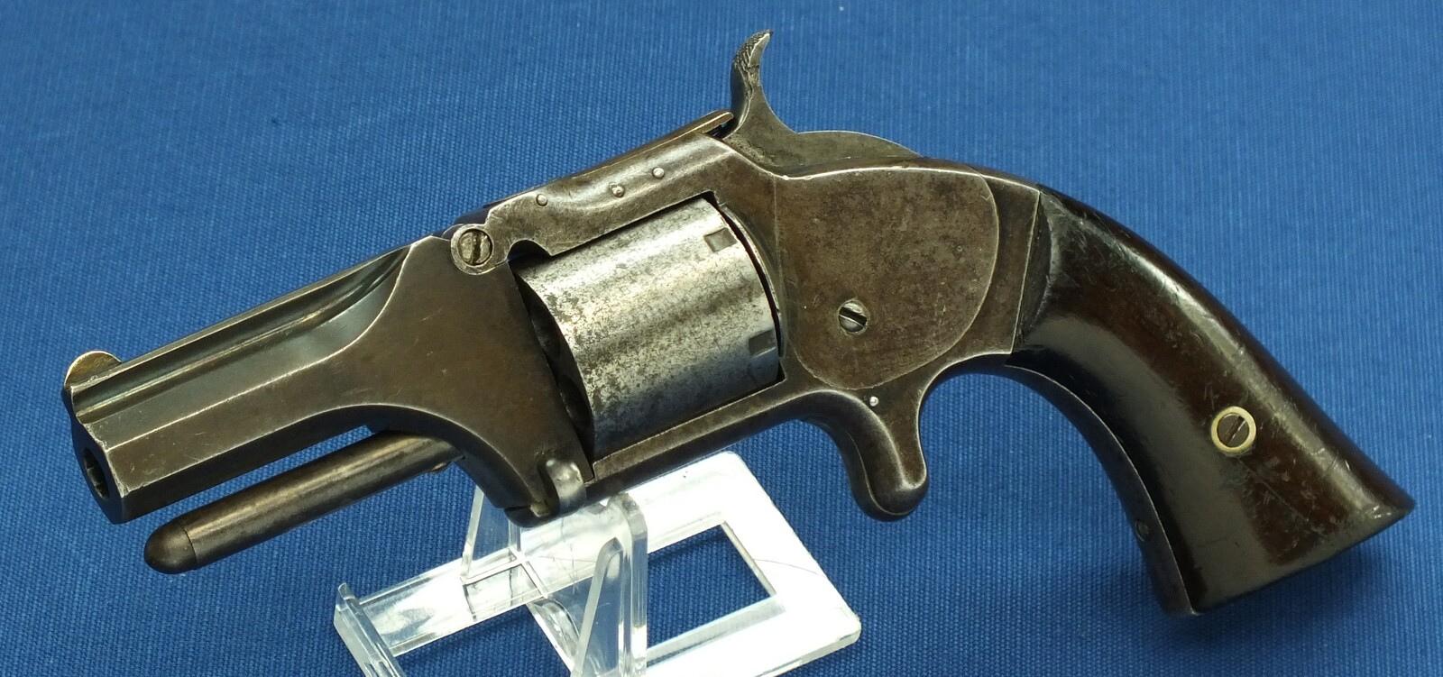 A rare antique American shortened Smith & Wesson No2 Army 6 shot Revolver. 32 Rimfire Caliber, 2,5 inch barrel. Length 21cm. In good/very good condition. Price 995 euro.