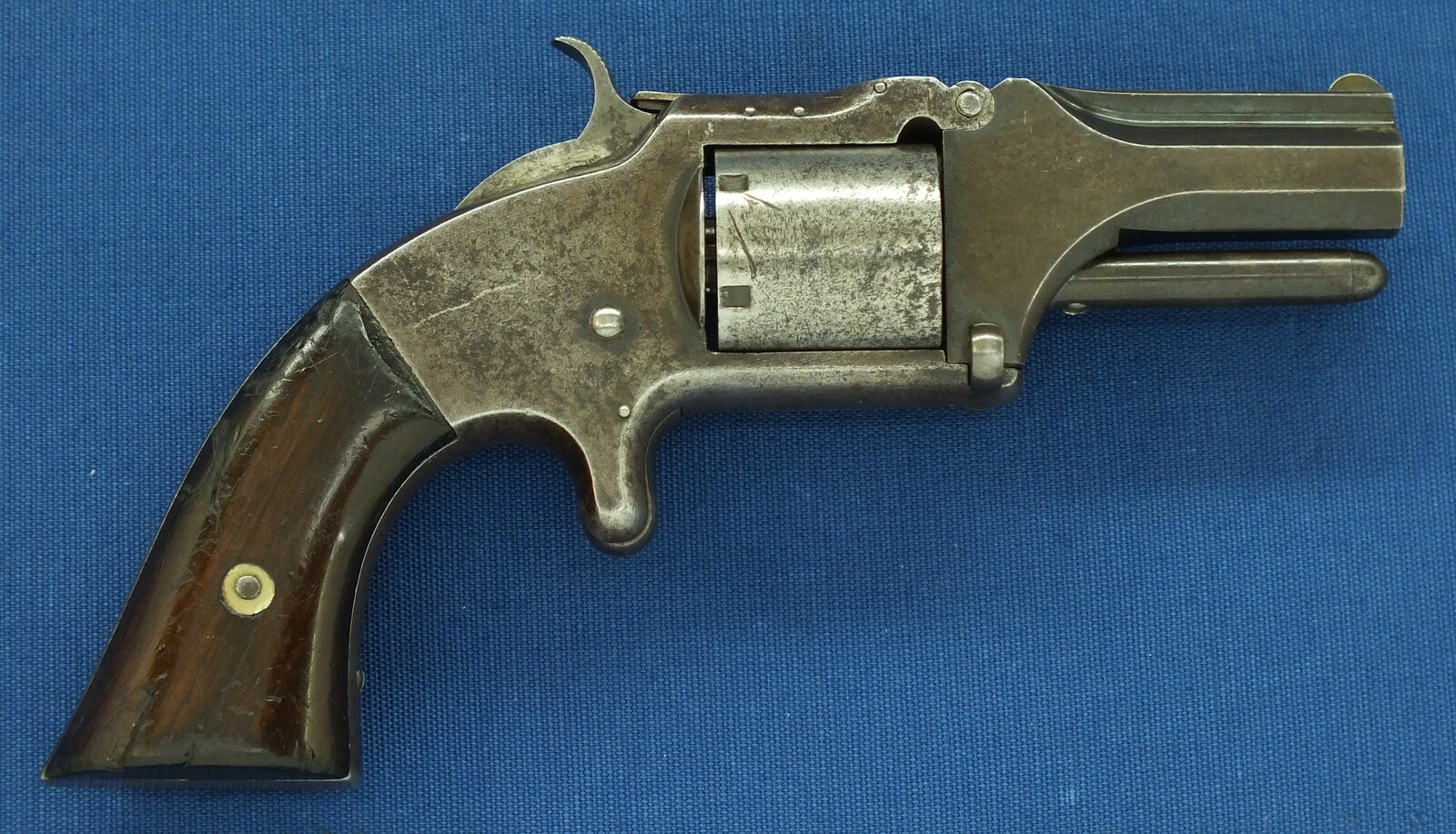 A rare antique American shortened Smith & Wesson No2 Army 6 shot Revolver. 32 Rimfire Caliber, 2,5 inch barrel. Length 21cm. In good/very good condition. Price 995 euro.