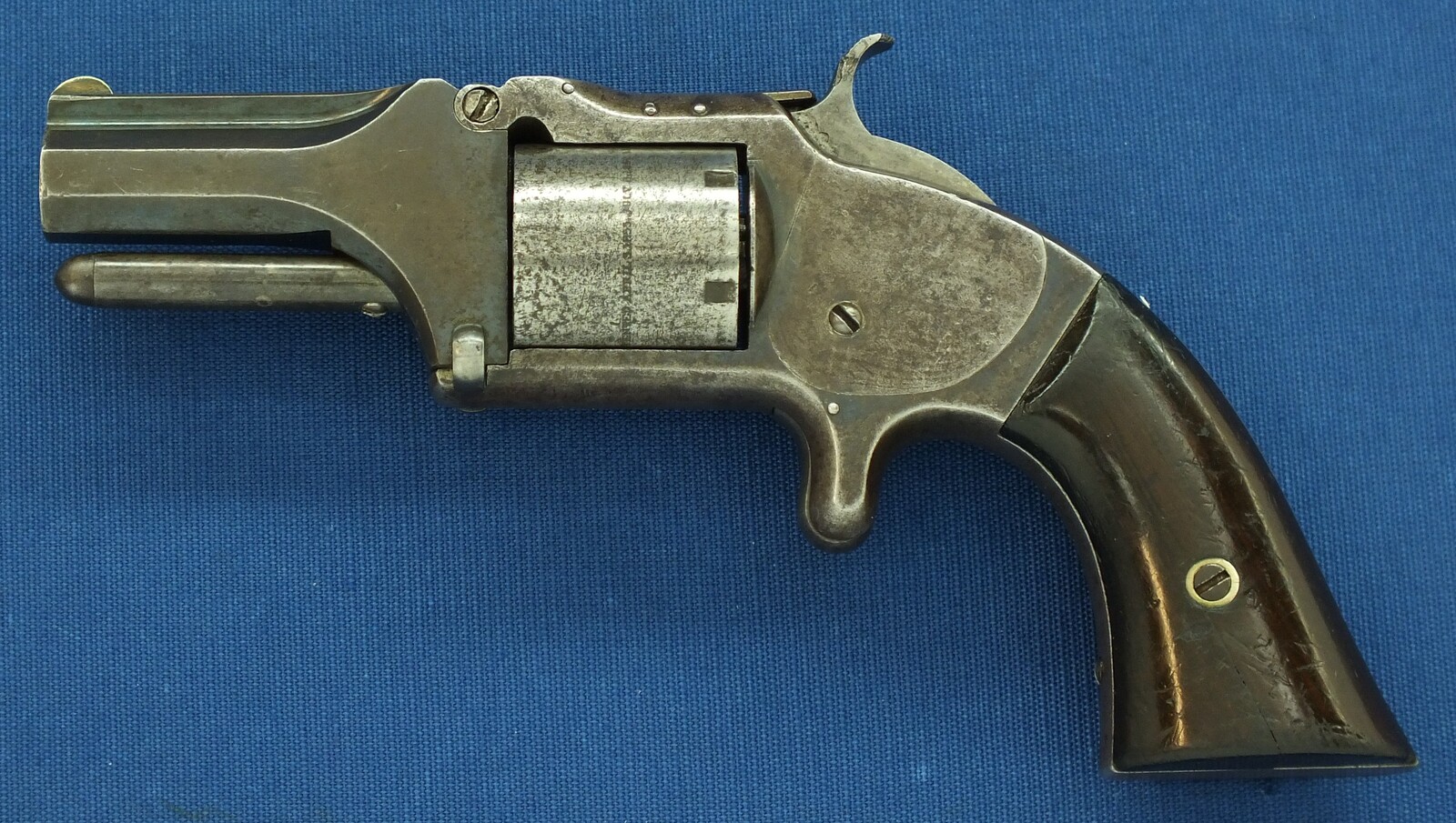 A rare antique American shortened Smith & Wesson No2 Army 6 shot Revolver. 32 Rimfire Caliber, 2,5 inch barrel. Length 21cm. In good/very good condition. Price 995 euro.