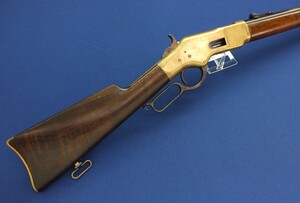 A rare antique American Winchester Model 1866 Yellow Boy Musket with Saber Bayonet fitting. 27 inch barrel with clear address. Caliber 44 Henry Rimfire. Length 116cm. In very good condition. Price 6.975 euro