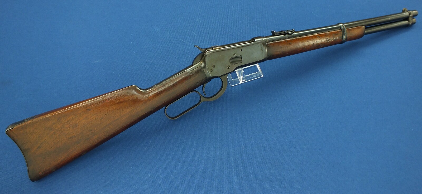 A rare antique American Winchester Model 1892 lightweight Trapper's saddle Ring Carbine. 44-40 Caliber, 15,5 inch barrel. Lenght 84cm. In very good condition. Price 2.450 euro.