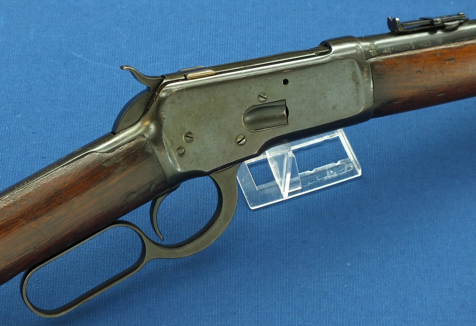 A rare antique American Winchester Model 1892 lightweight Trapper's saddle Ring Carbine. 44-40 Caliber, 15,5 inch barrel. Lenght 84cm. In very good condition. Price 2.450 euro.