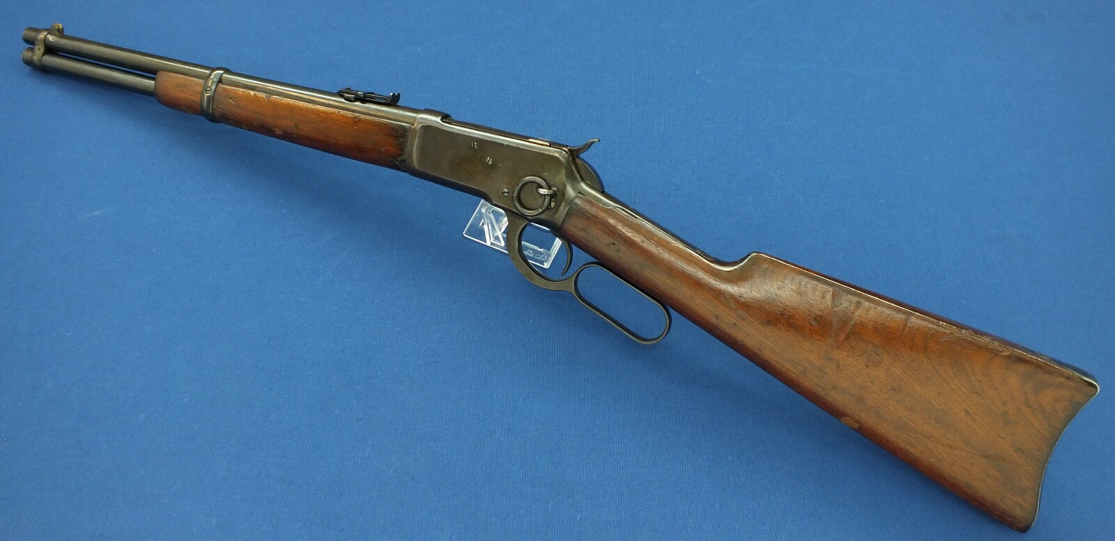 A rare antique American Winchester Model 1892 lightweight Trapper's saddle Ring Carbine. 44-40 Caliber, 15,5 inch barrel. Lenght 84cm. In very good condition. Price 2.450 euro.