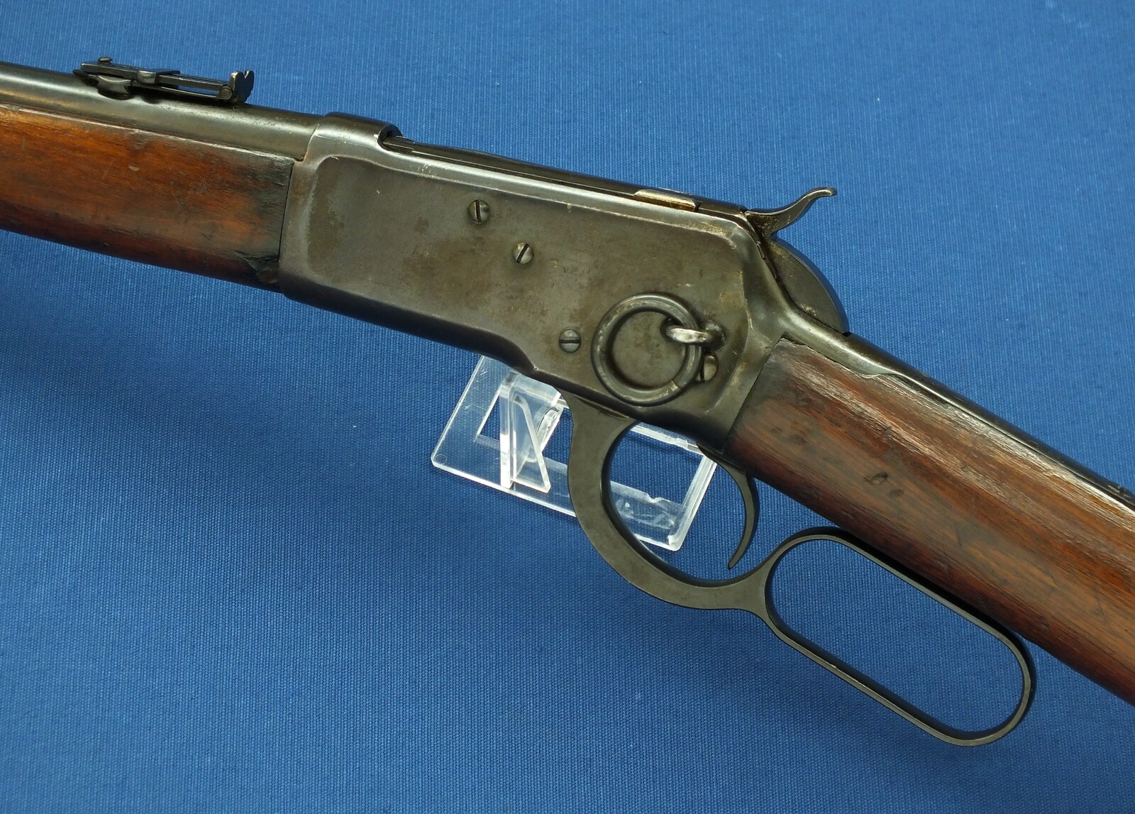 A rare antique American Winchester Model 1892 lightweight Trapper's saddle Ring Carbine. 44-40 Caliber, 15,5 inch barrel. Lenght 84cm. In very good condition. Price 2.450 euro.