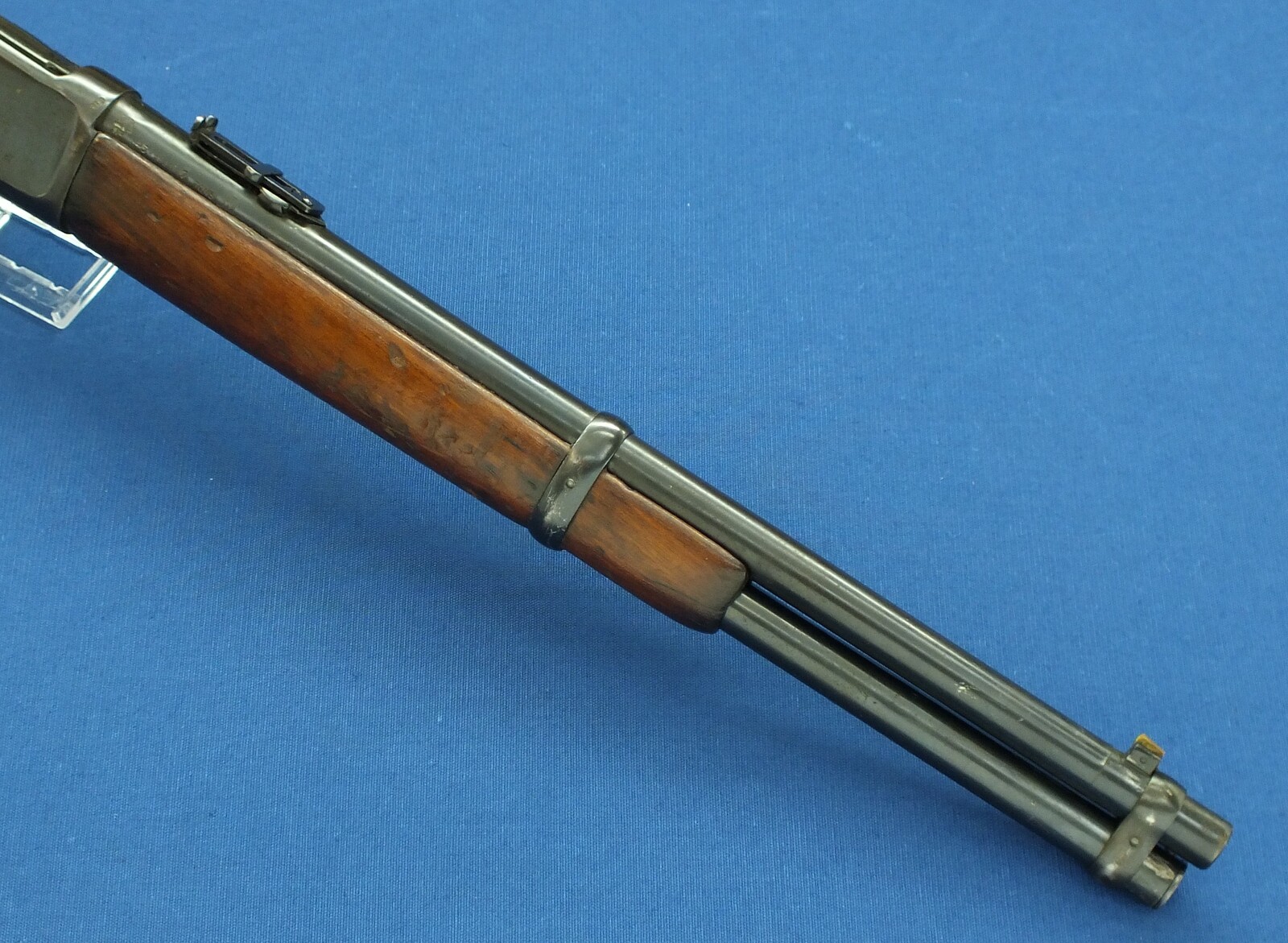 A rare antique American Winchester Model 1892 lightweight Trapper's saddle Ring Carbine. 44-40 Caliber, 15,5 inch barrel. Lenght 84cm. In very good condition. Price 2.450 euro.
