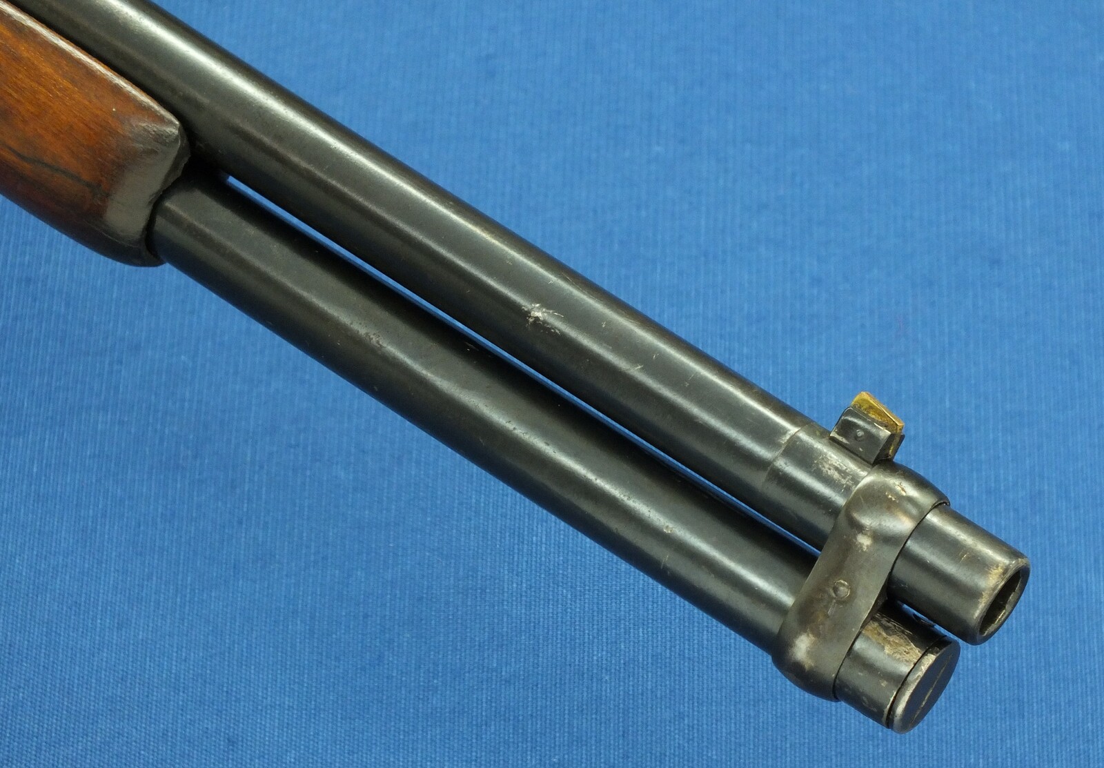 A rare antique American Winchester Model 1892 lightweight Trapper's saddle Ring Carbine. 44-40 Caliber, 15,5 inch barrel. Lenght 84cm. In very good condition. Price 2.450 euro.