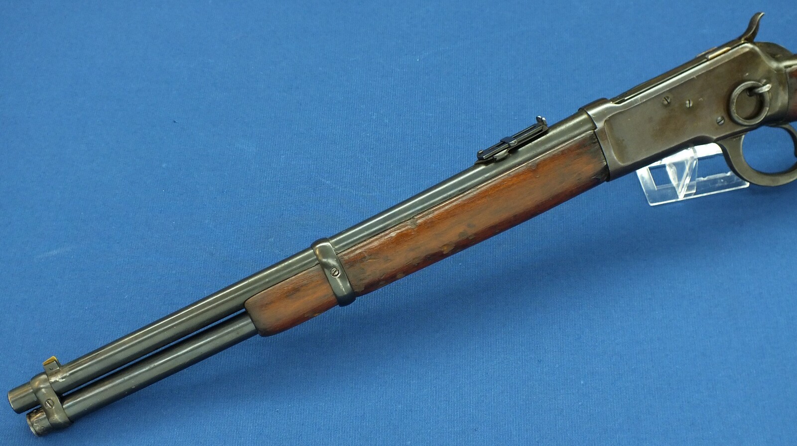 A rare antique American Winchester Model 1892 lightweight Trapper's saddle Ring Carbine. 44-40 Caliber, 15,5 inch barrel. Lenght 84cm. In very good condition. Price 2.450 euro.