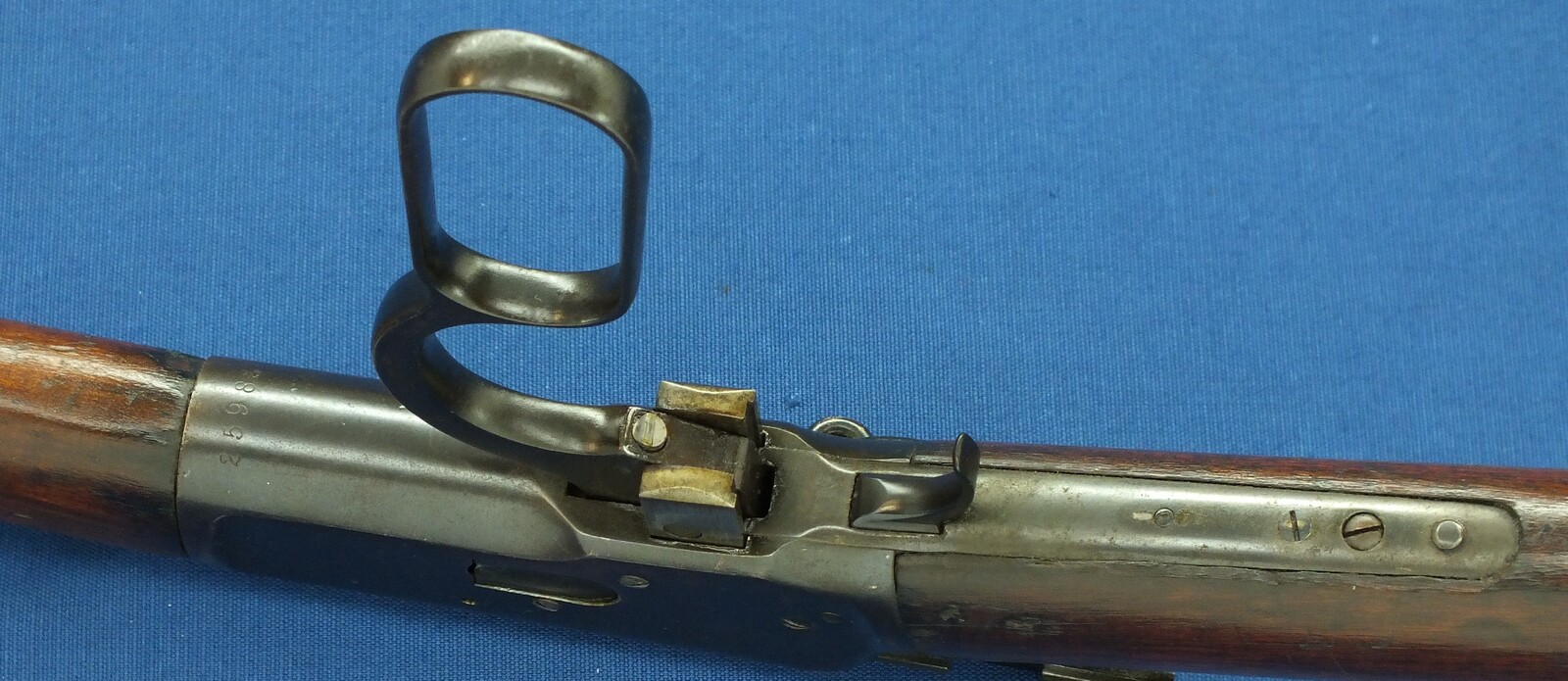 A rare antique American Winchester Model 1892 lightweight Trapper's saddle Ring Carbine. 44-40 Caliber, 15,5 inch barrel. Lenght 84cm. In very good condition. Price 2.450 euro.