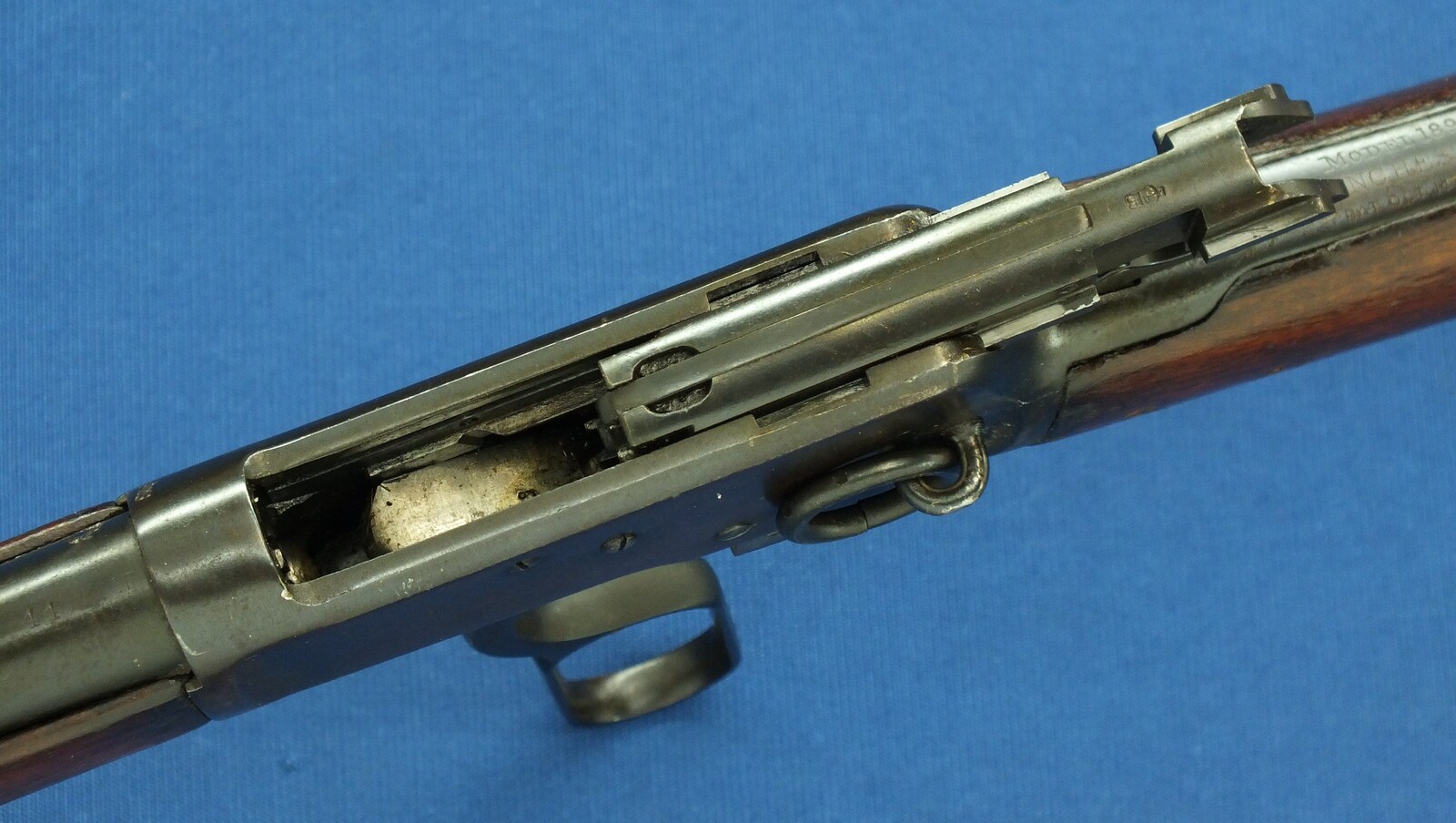 A rare antique American Winchester Model 1892 lightweight Trapper's saddle Ring Carbine. 44-40 Caliber, 15,5 inch barrel. Lenght 84cm. In very good condition. Price 2.450 euro.