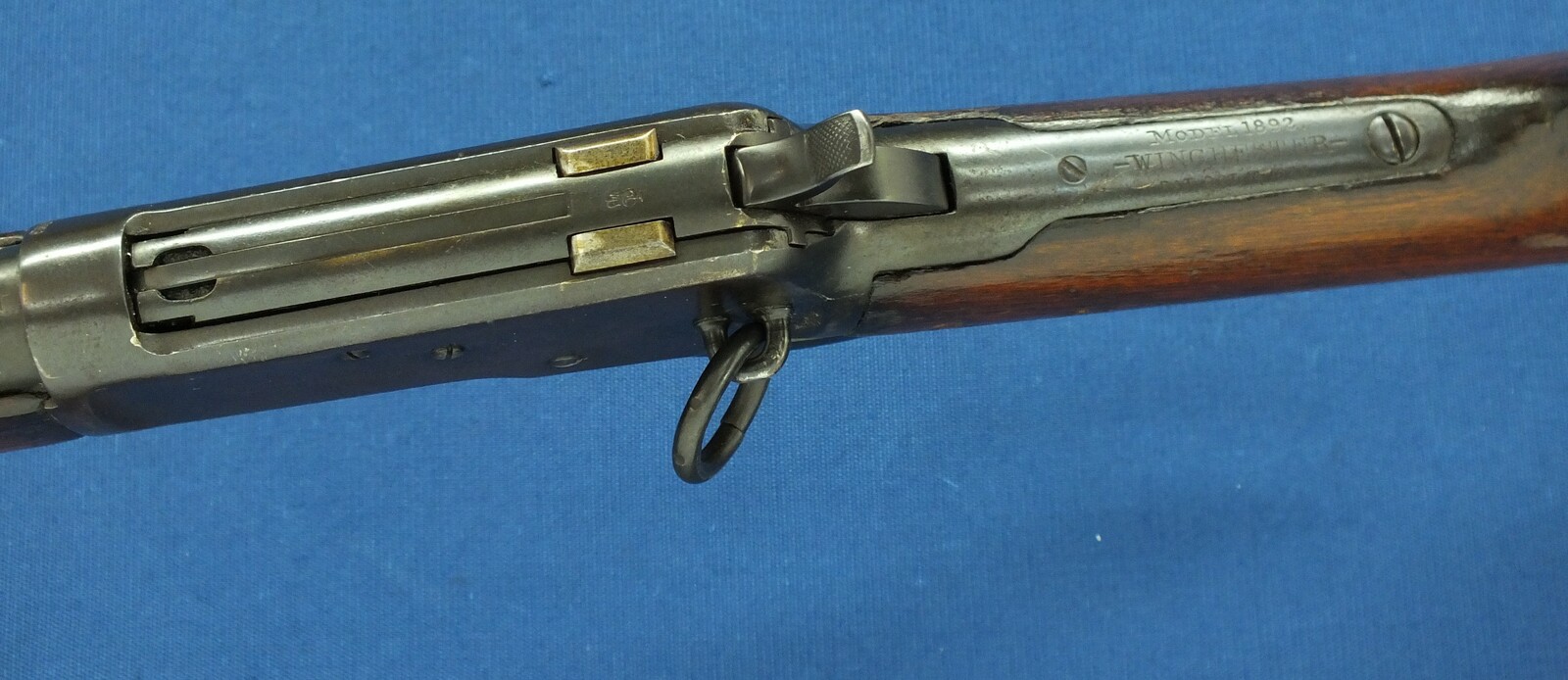 A rare antique American Winchester Model 1892 lightweight Trapper's saddle Ring Carbine. 44-40 Caliber, 15,5 inch barrel. Lenght 84cm. In very good condition. Price 2.450 euro.