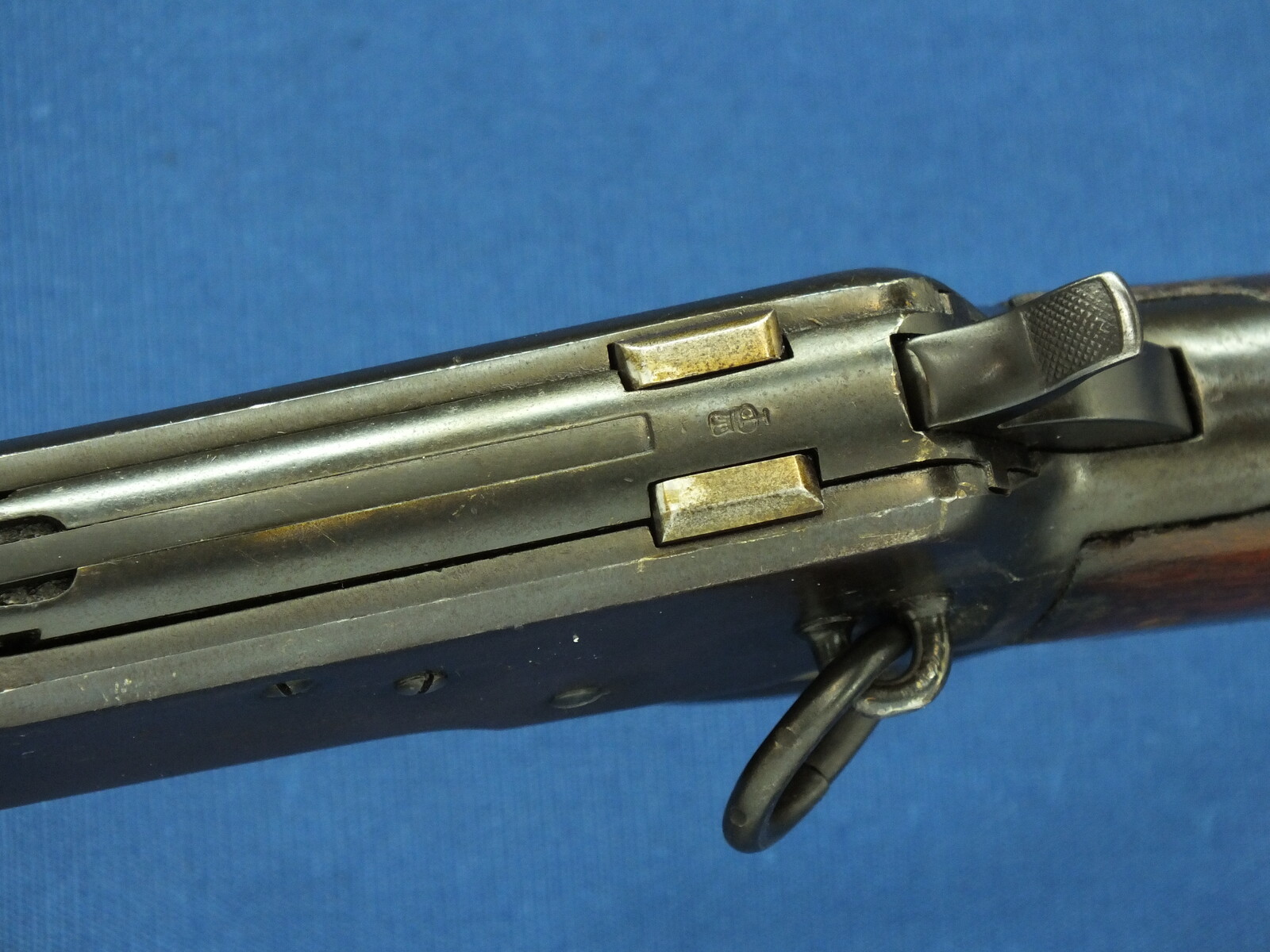 A rare antique American Winchester Model 1892 lightweight Trapper's saddle Ring Carbine. 44-40 Caliber, 15,5 inch barrel. Lenght 84cm. In very good condition. Price 2.450 euro.