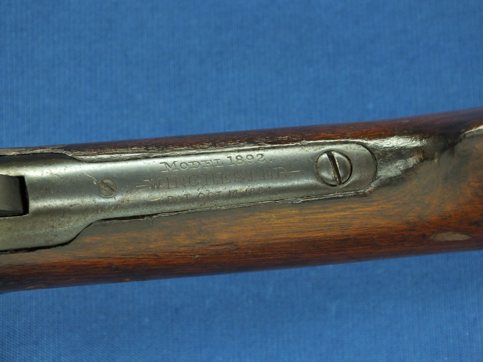 A rare antique American Winchester Model 1892 lightweight Trapper's saddle Ring Carbine. 44-40 Caliber, 15,5 inch barrel. Lenght 84cm. In very good condition. Price 2.450 euro.