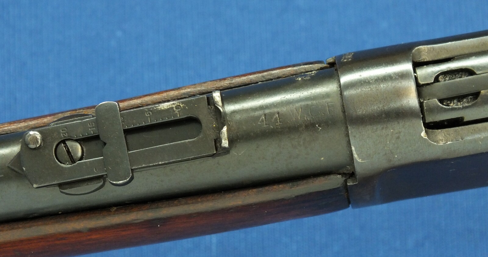 A rare antique American Winchester Model 1892 lightweight Trapper's saddle Ring Carbine. 44-40 Caliber, 15,5 inch barrel. Lenght 84cm. In very good condition. Price 2.450 euro.