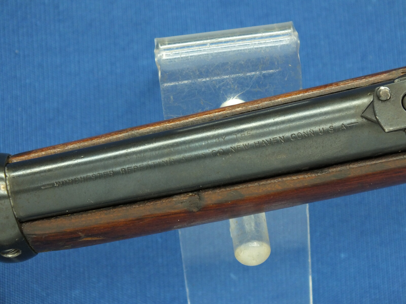 A rare antique American Winchester Model 1892 lightweight Trapper's saddle Ring Carbine. 44-40 Caliber, 15,5 inch barrel. Lenght 84cm. In very good condition. Price 2.450 euro.