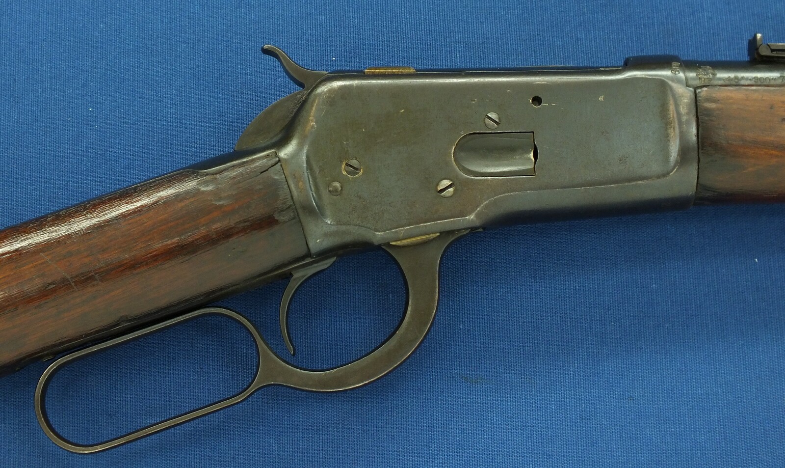 A rare antique American Winchester Model 1892 lightweight Trapper's saddle Ring Carbine. 44-40 Caliber, 15,5 inch barrel. Lenght 84cm. In very good condition. Price 2.450 euro.