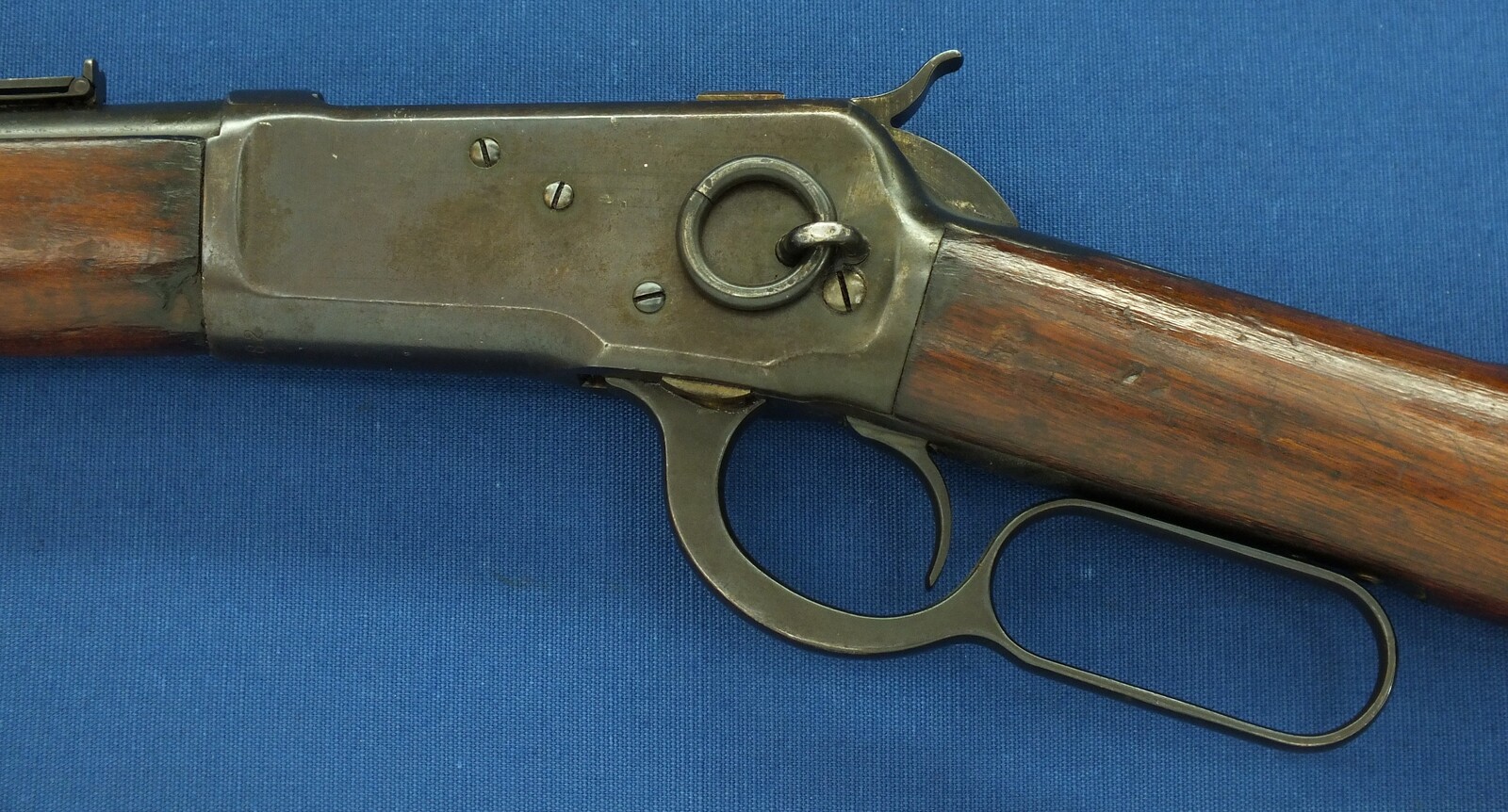 A rare antique American Winchester Model 1892 lightweight Trapper's saddle Ring Carbine. 44-40 Caliber, 15,5 inch barrel. Lenght 84cm. In very good condition. Price 2.450 euro.