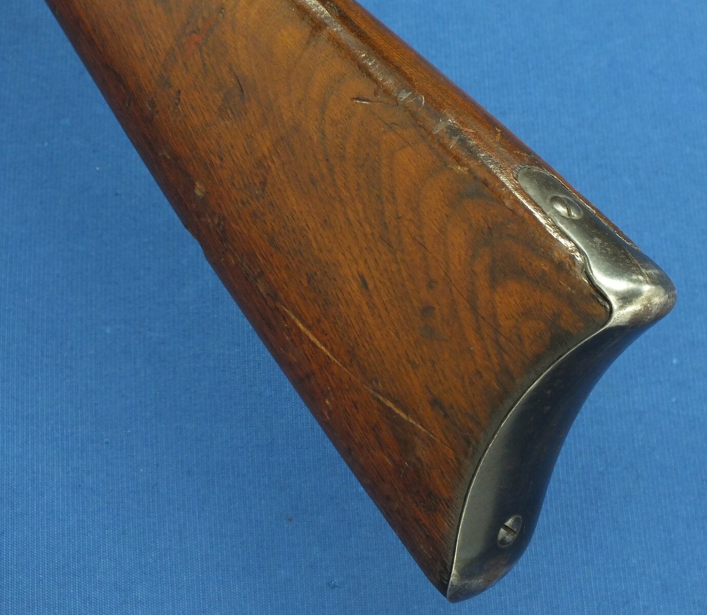 A rare antique American Winchester Model 1892 lightweight Trapper's saddle Ring Carbine. 44-40 Caliber, 15,5 inch barrel. Lenght 84cm. In very good condition. Price 2.450 euro.