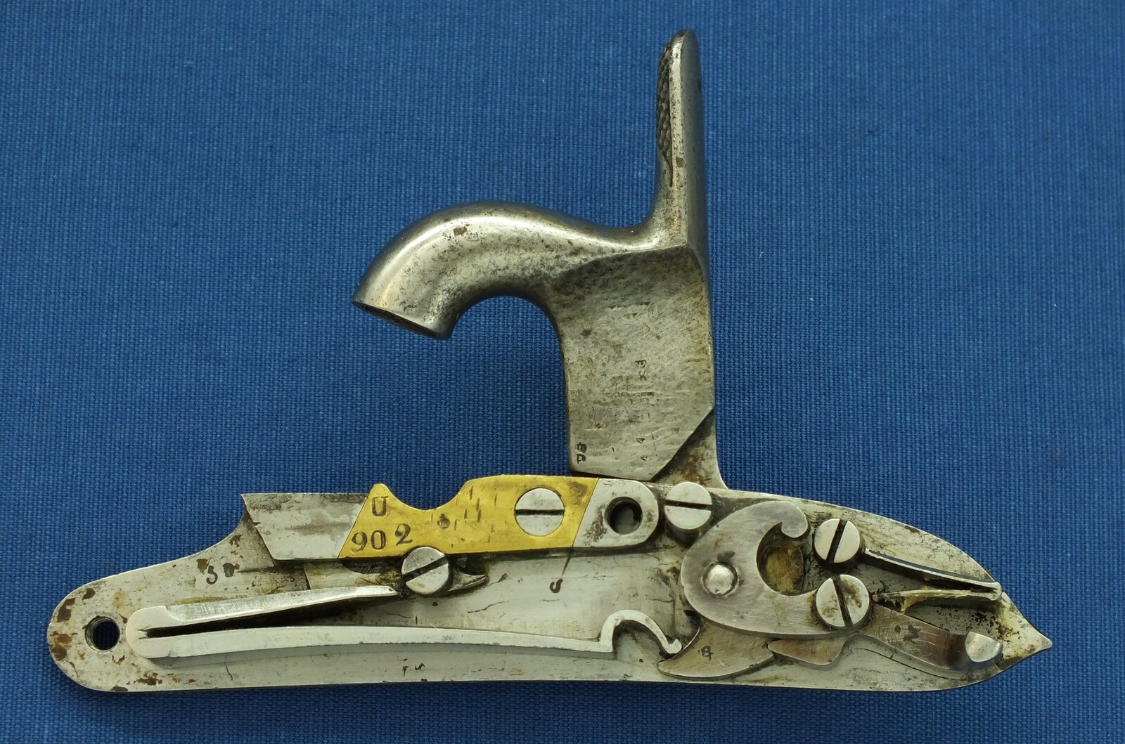 A rare antique Dutch Model 1815 Percussion Musket with Bayonet, converted from flintlock and made in Suhl Germany. Caliber 17,5 mm, length 143 cm, in very good condition. Price 2.850 euro