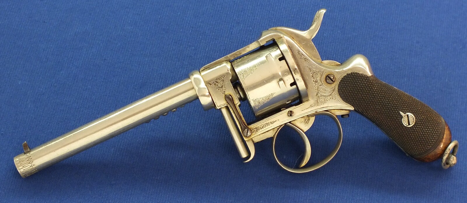 A rare antique English A. Fagnus Patent nr.1698 Nickel-plated and engraved 7 shot 9mm Pinfire Revolver. Length 28cm. In very good condition. Price 2.750 euro.