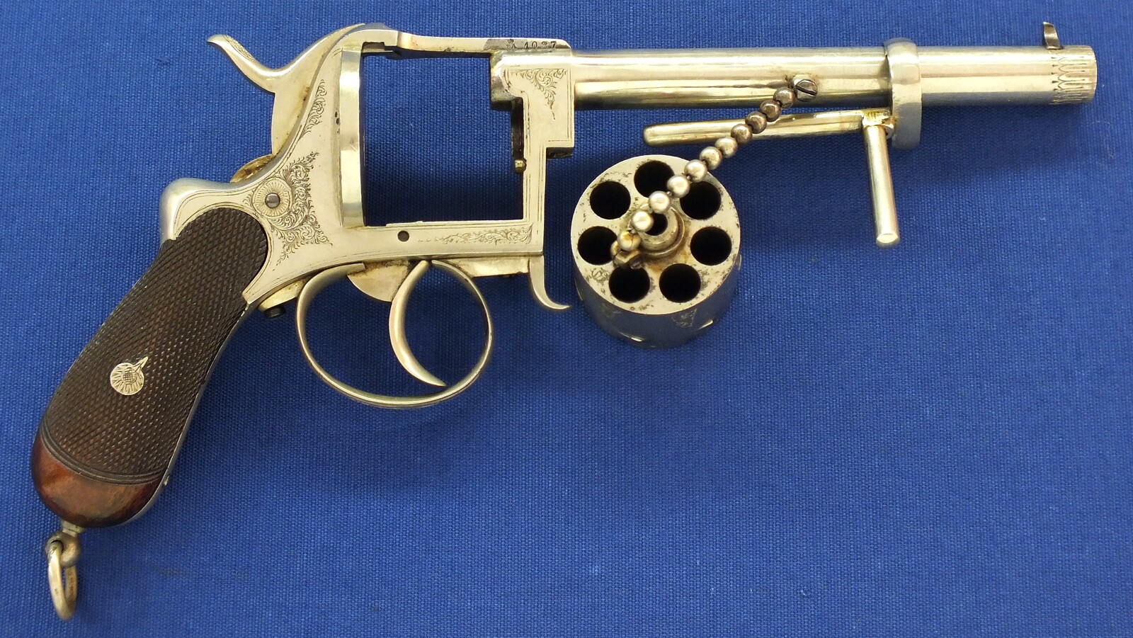 A rare antique English A. Fagnus Patent nr.1698 Nickel-plated and engraved 7 shot 9mm Pinfire Revolver. Length 28cm. In very good condition. Price 2.750 euro.
