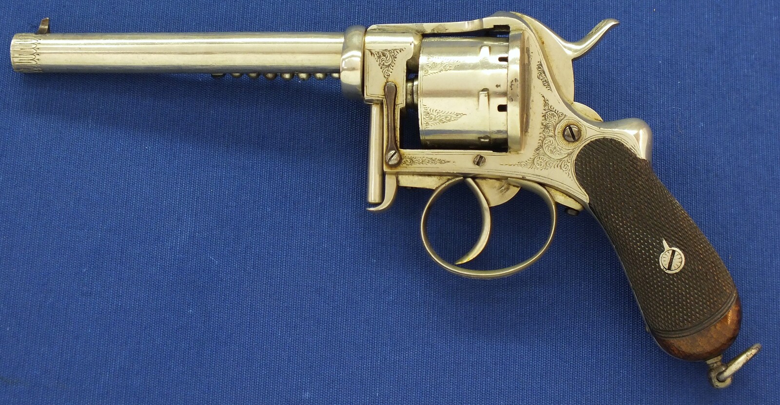 A rare antique English A. Fagnus Patent nr.1698 Nickel-plated and engraved 7 shot 9mm Pinfire Revolver. Length 28cm. In very good condition. Price 2.750 euro.