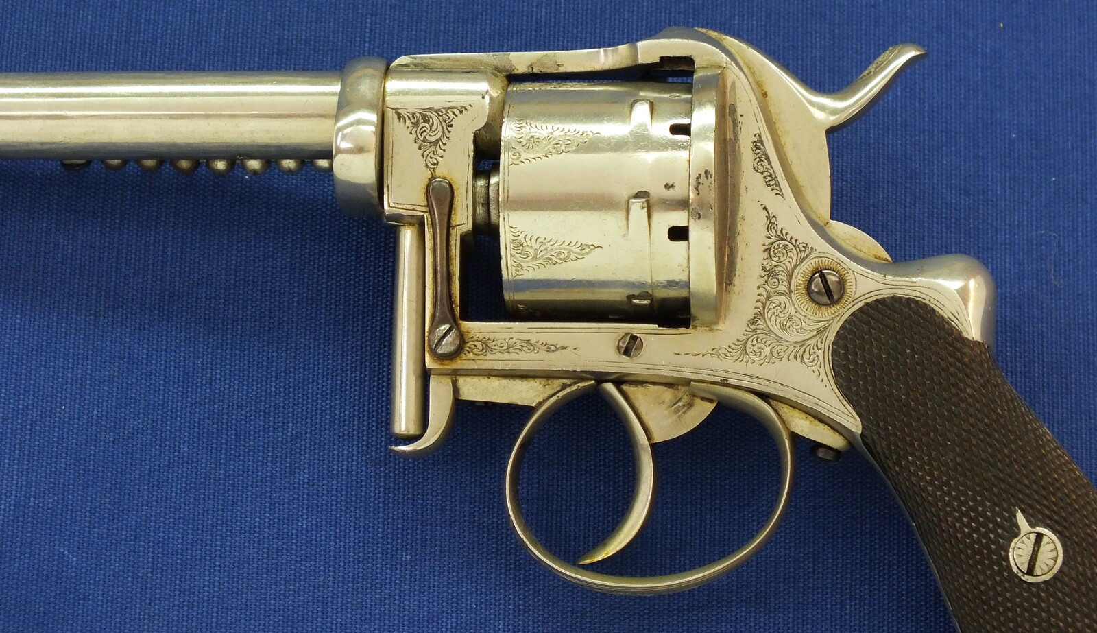A rare antique English A. Fagnus Patent nr.1698 Nickel-plated and engraved 7 shot 9mm Pinfire Revolver. Length 28cm. In very good condition. Price 2.750 euro.