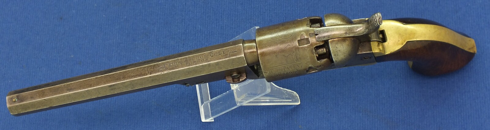 A rare antique English Colt Model 1849 London Pocket X percussion revolver. 5 shot, 31 caliber. 6 inch barrel with 2 line London address. Length 29,5cm. In very good condition. 
