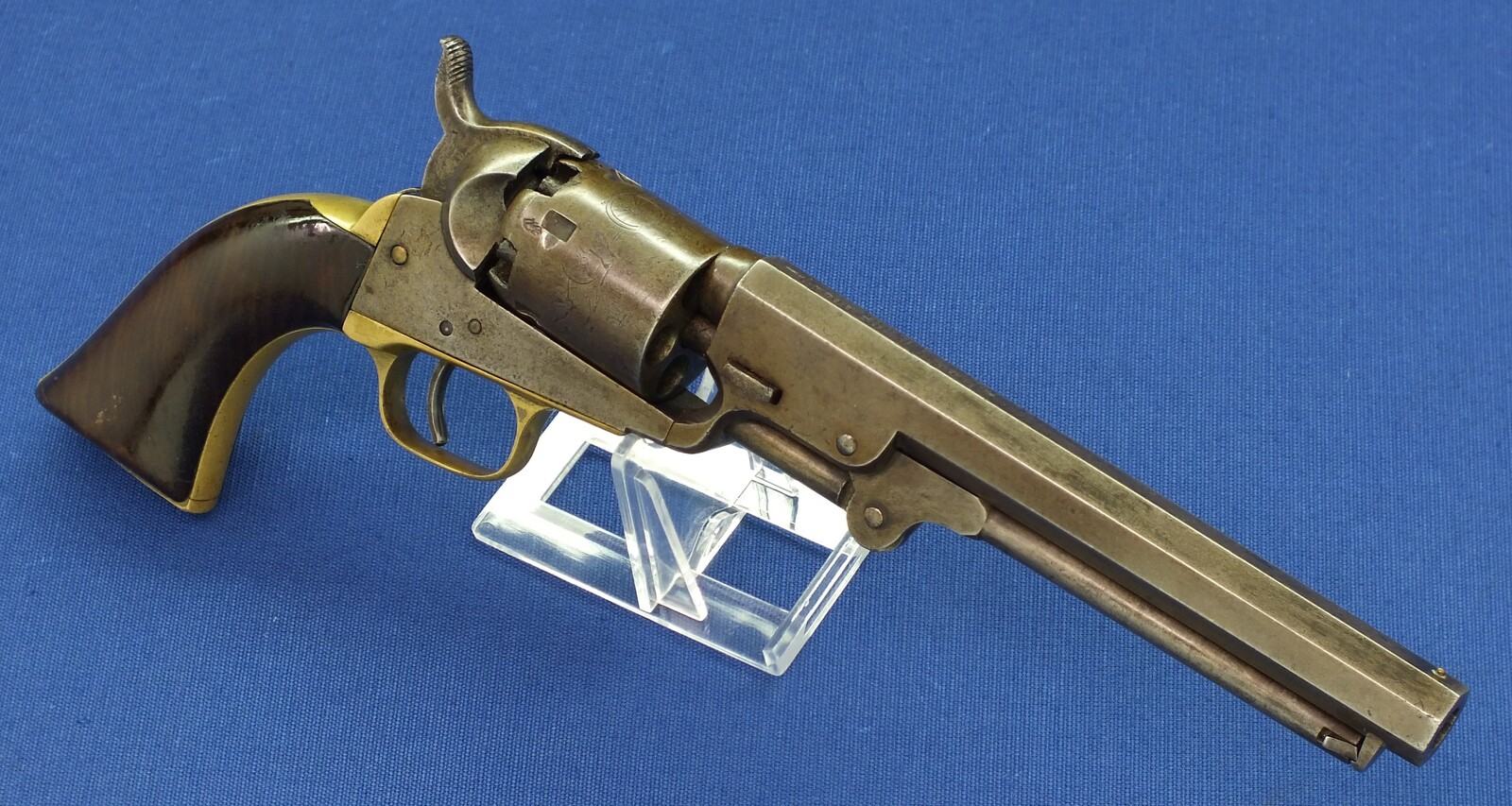A rare antique English Colt Model 1849 London Pocket X percussion revolver. 5 shot, 31 caliber. 6 inch barrel with 2 line London address. Length 29,5cm. In very good condition. 