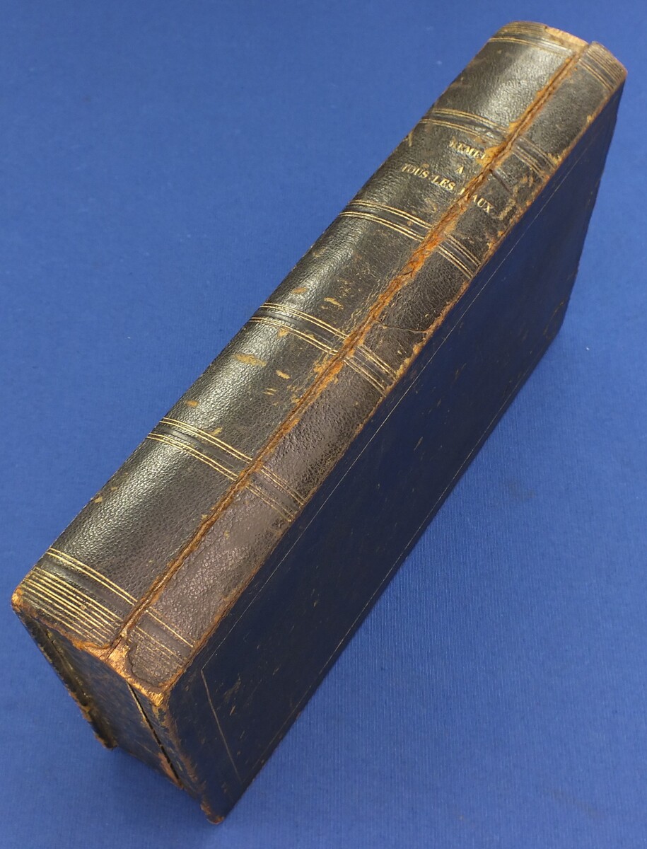 A rare antique French Book cased Percussion Pistol by Lepage-Moutier Arq. du Roi and Geerinckx a Paris. Circa 1850. Caliber 11,5mm, length 43,5cm. Spine of book signed: Remède A Tous Les Maux (A Cure for all Ills). In very good condition. Price 3.250 euro