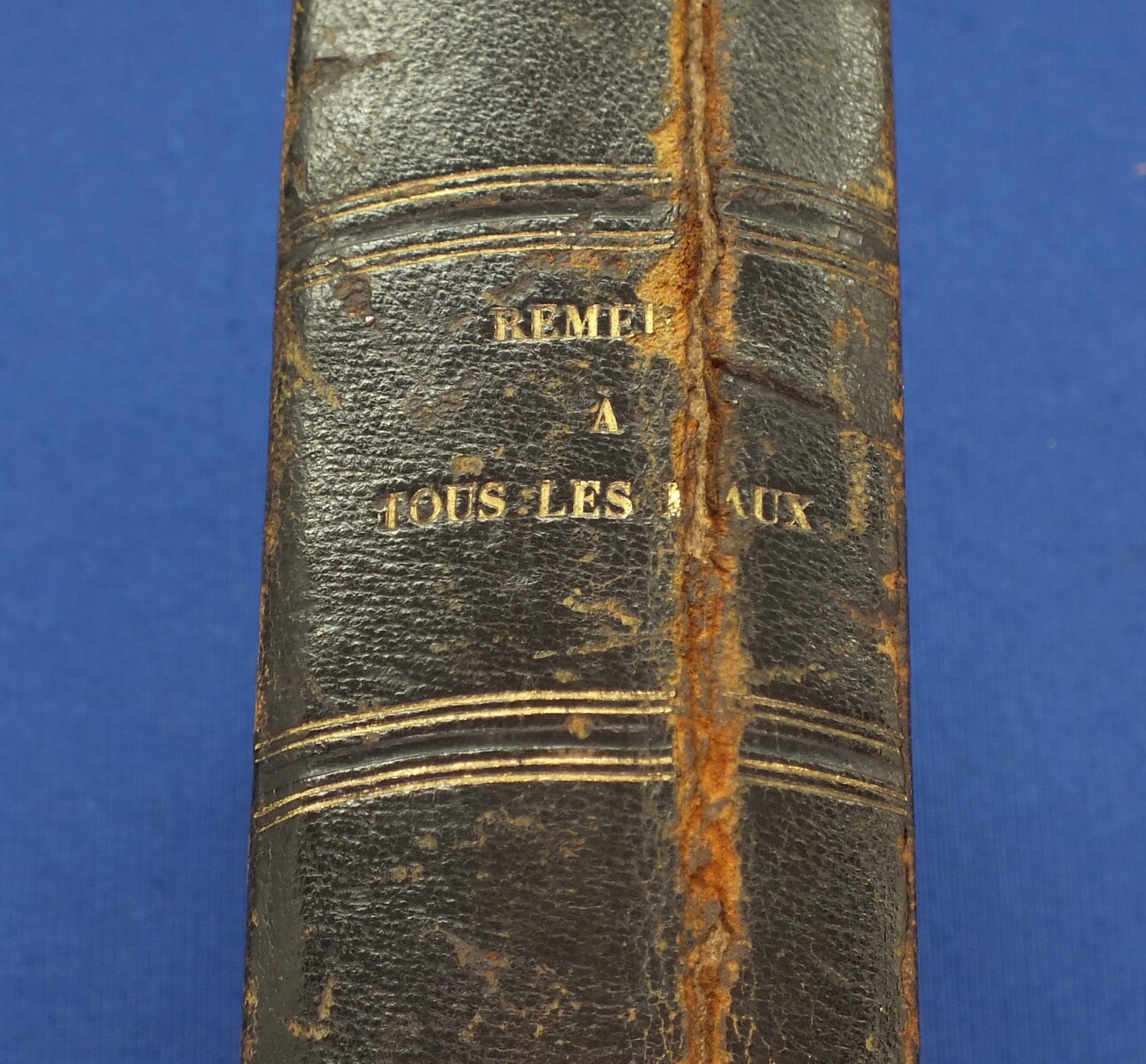 A rare antique French Book cased Percussion Pistol by Lepage-Moutier Arq. du Roi and Geerinckx a Paris. Circa 1850. Caliber 11,5mm, length 43,5cm. Spine of book signed: Remède A Tous Les Maux (A Cure for all Ills). In very good condition. Price 3.250 euro