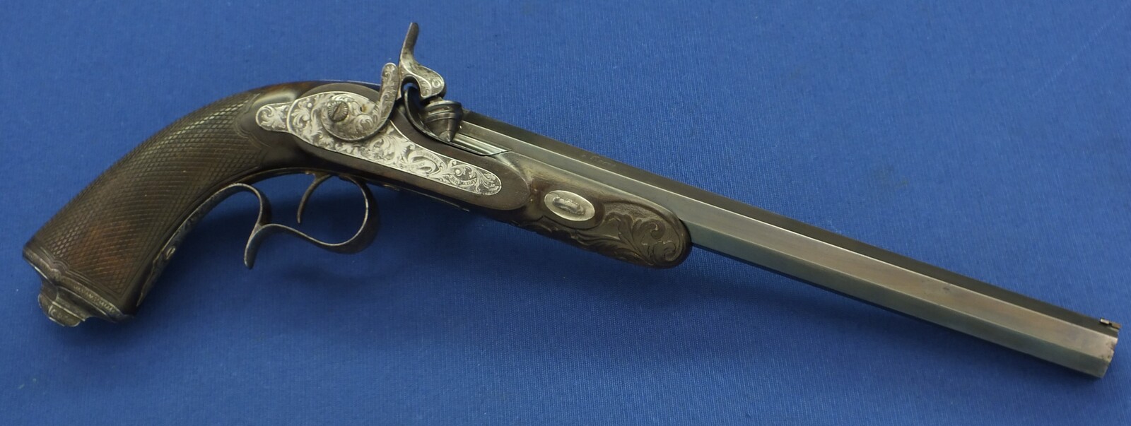 A rare antique French Book cased Percussion Pistol by Lepage-Moutier Arq. du Roi and Geerinckx a Paris. Circa 1850. Caliber 11,5mm, length 43,5cm. Spine of book signed: Remède A Tous Les Maux (A Cure for all Ills). In very good condition. Price 3.250 euro