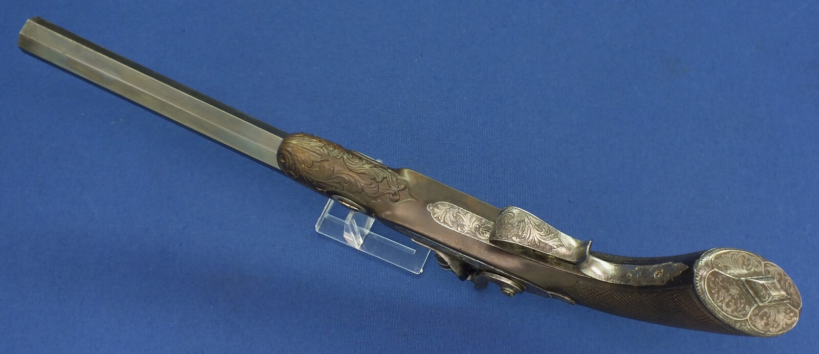 A rare antique French Book cased Percussion Pistol by Lepage-Moutier Arq. du Roi and Geerinckx a Paris. Circa 1850. Caliber 11,5mm, length 43,5cm. Spine of book signed: Remède A Tous Les Maux (A Cure for all Ills). In very good condition. Price 3.250 euro