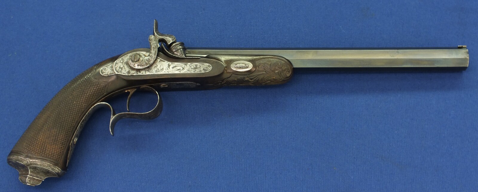 A rare antique French Book cased Percussion Pistol by Lepage-Moutier Arq. du Roi and Geerinckx a Paris. Circa 1850. Caliber 11,5mm, length 43,5cm. Spine of book signed: Remède A Tous Les Maux (A Cure for all Ills). In very good condition. Price 3.250 euro