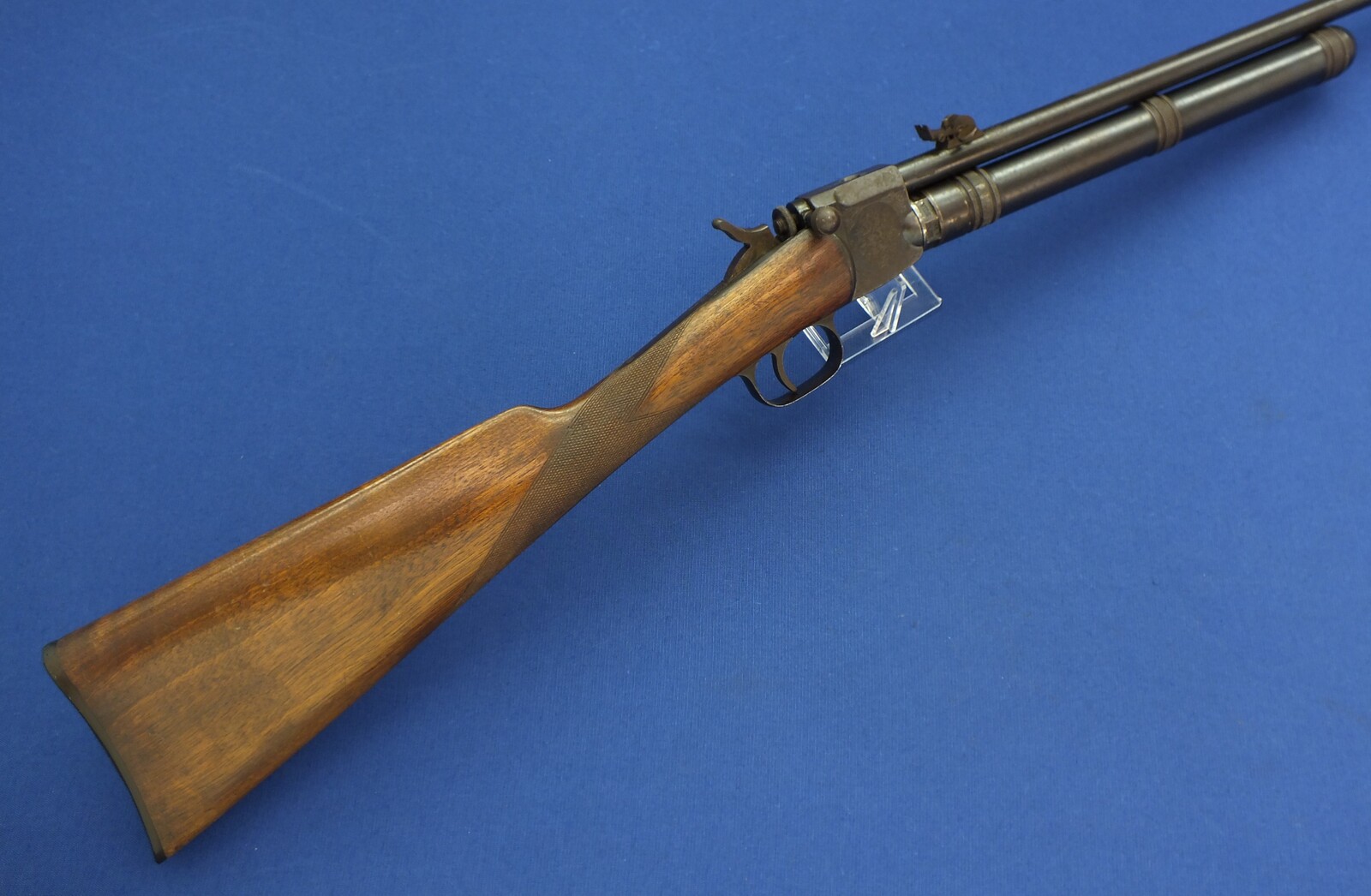 A rare antique French circa 1880 Giffard Carbonic Acid Gas/CO2 Air Rifle. Caliber 8mm rifled. Length 106cm. In very good condition. Price 1.650 euro.