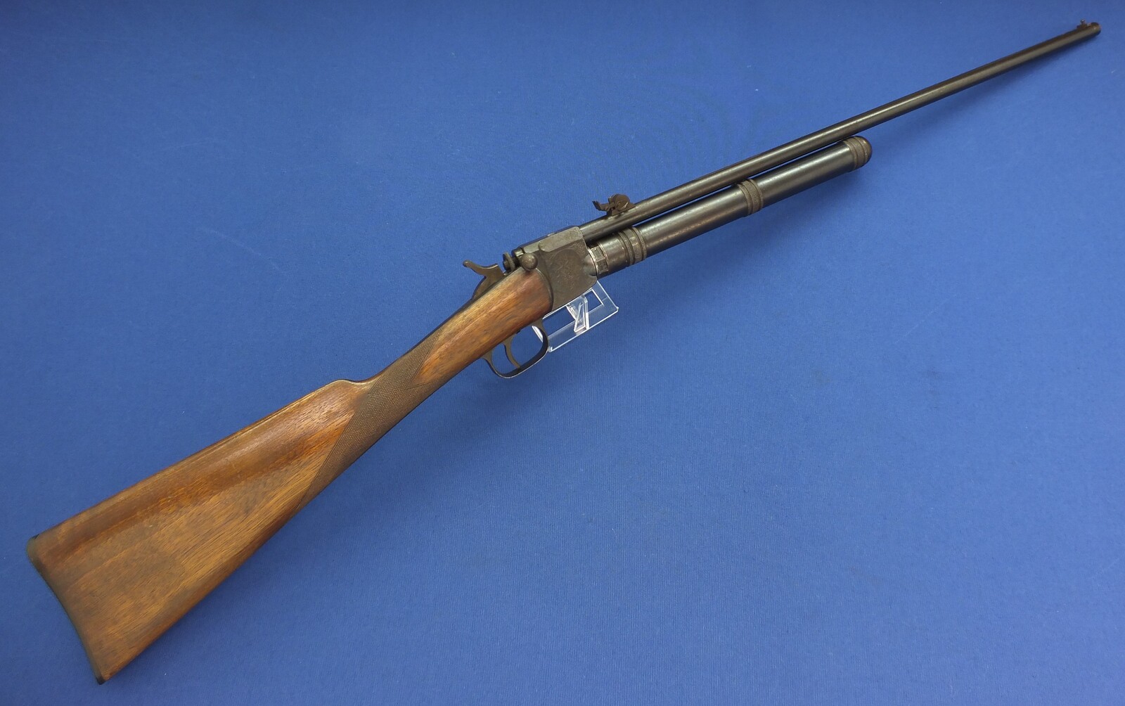 A rare antique French circa 1880 Giffard Carbonic Acid Gas/CO2 Air Rifle. Caliber 8mm rifled. Length 106cm. In very good condition. Price 1.650 euro.