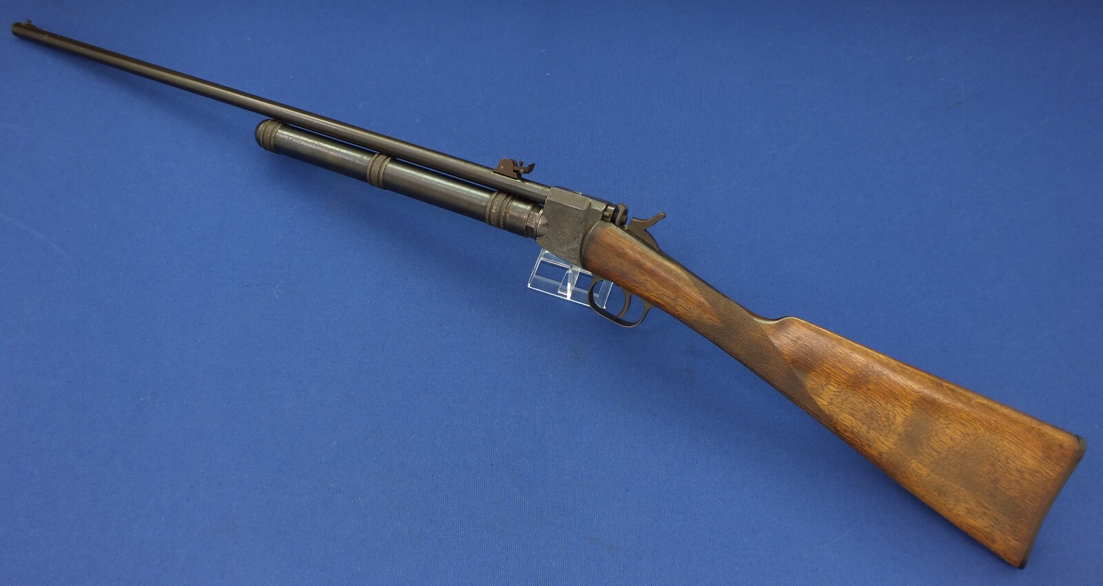 A rare antique French circa 1880 Giffard Carbonic Acid Gas/CO2 Air Rifle. Caliber 8mm rifled. Length 106cm. In very good condition. Price 1.650 euro.