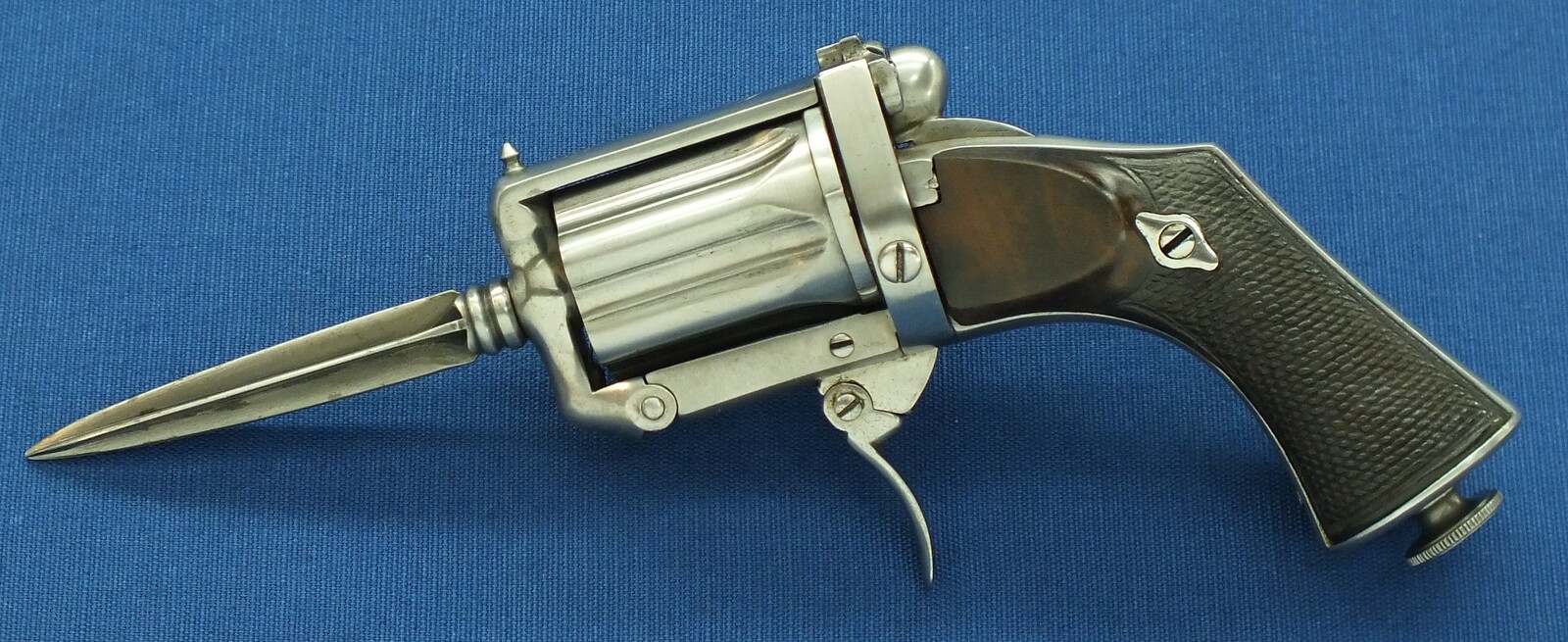 A Rare antique French Devisme a Paris 6 shot Double-Action Pepperbox-Dagger pistol. Caliber 7mm centerfire. Length 23cm. In very good condition. Price 1.750 euro.