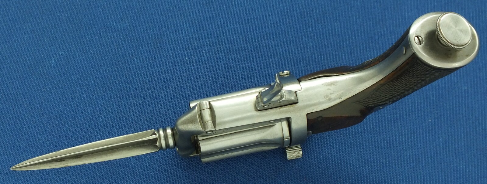 A Rare antique French Devisme a Paris 6 shot Double-Action Pepperbox-Dagger pistol. Caliber 7mm centerfire. Length 23cm. In very good condition. Price 1.750 euro.