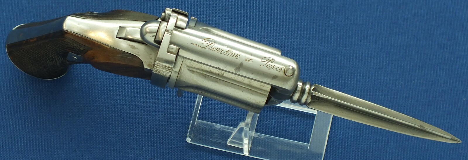 A Rare antique French Devisme a Paris 6 shot Double-Action Pepperbox-Dagger pistol. Caliber 7mm centerfire. Length 23cm. In very good condition. Price 1.750 euro.