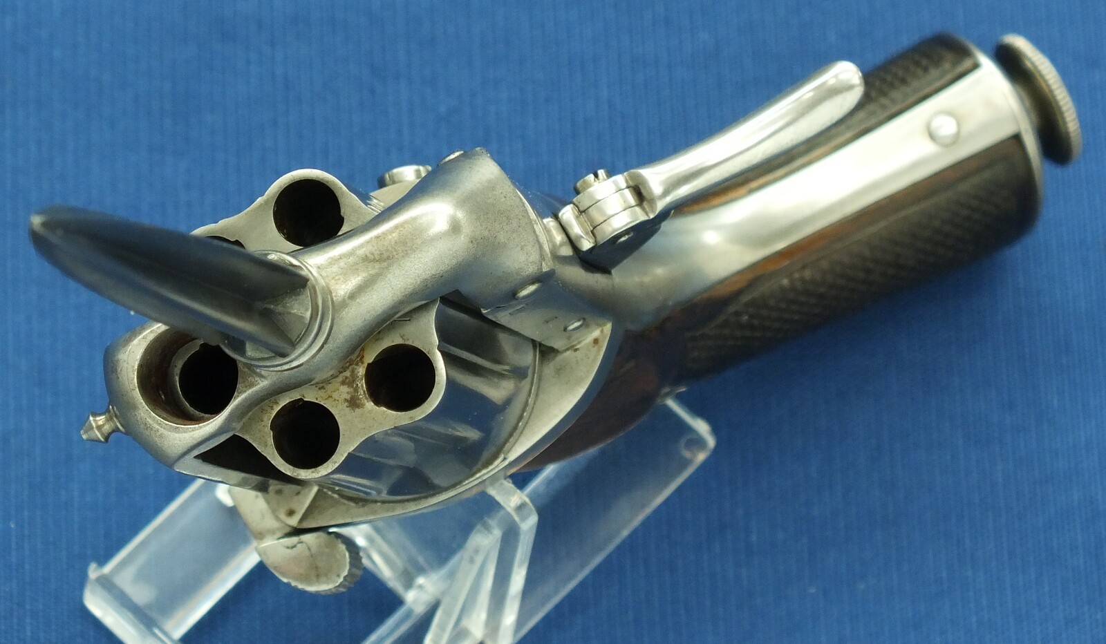 A Rare antique French Devisme a Paris 6 shot Double-Action Pepperbox-Dagger pistol. Caliber 7mm centerfire. Length 23cm. In very good condition. Price 1.750 euro.