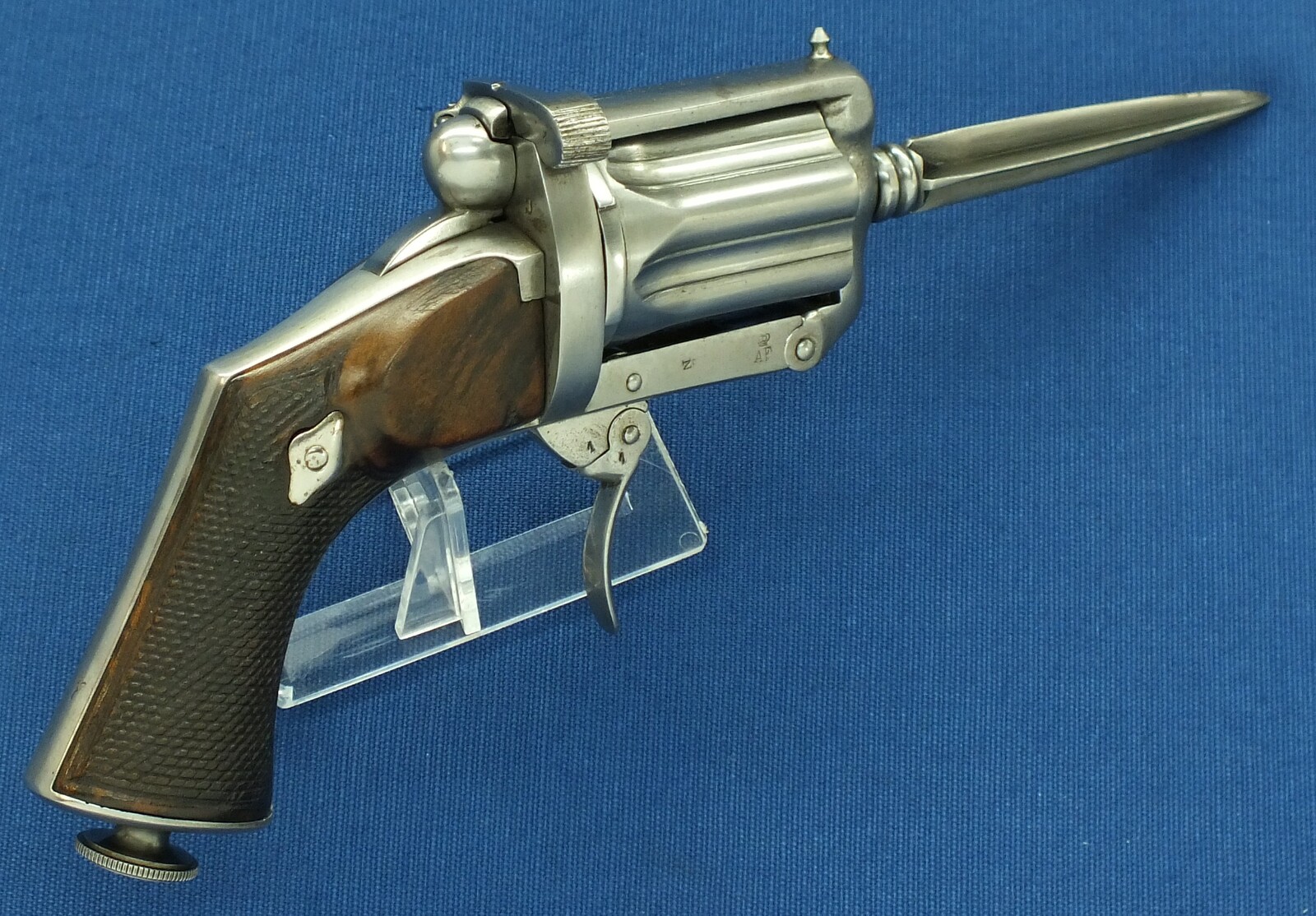 A Rare antique French Devisme a Paris 6 shot Double-Action Pepperbox-Dagger pistol. Caliber 7mm centerfire. Length 23cm. In very good condition. Price 1.750 euro.