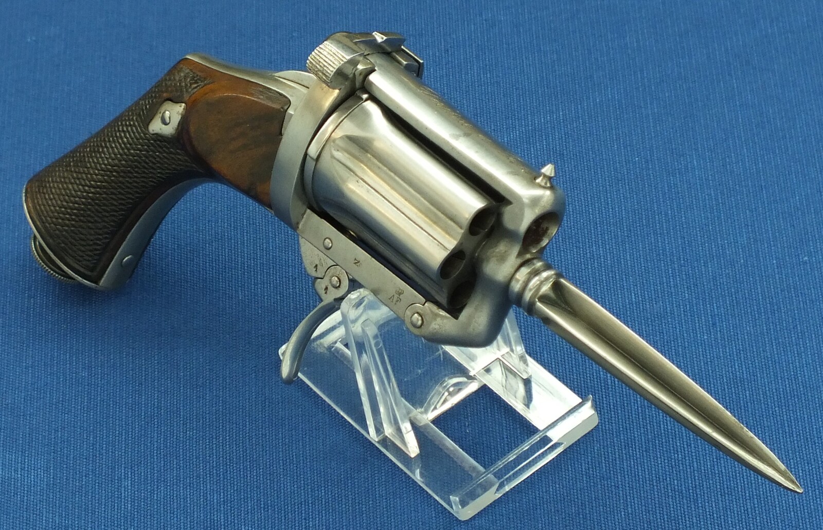 A Rare antique French Devisme a Paris 6 shot Double-Action Pepperbox-Dagger pistol. Caliber 7mm centerfire. Length 23cm. In very good condition. Price 1.750 euro.