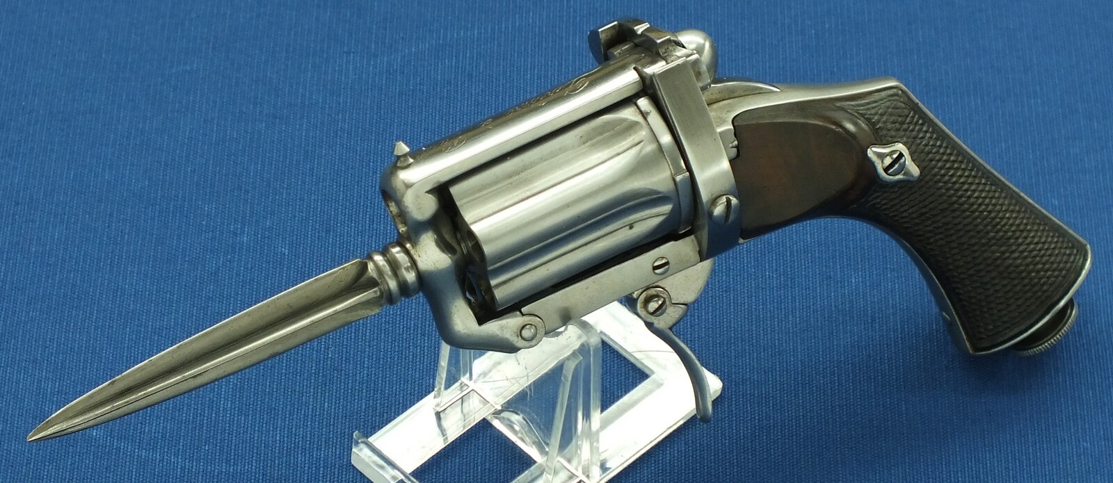 A Rare antique French Devisme a Paris 6 shot Double-Action Pepperbox-Dagger pistol. Caliber 7mm centerfire. Length 23cm. In very good condition. Price 1.750 euro.